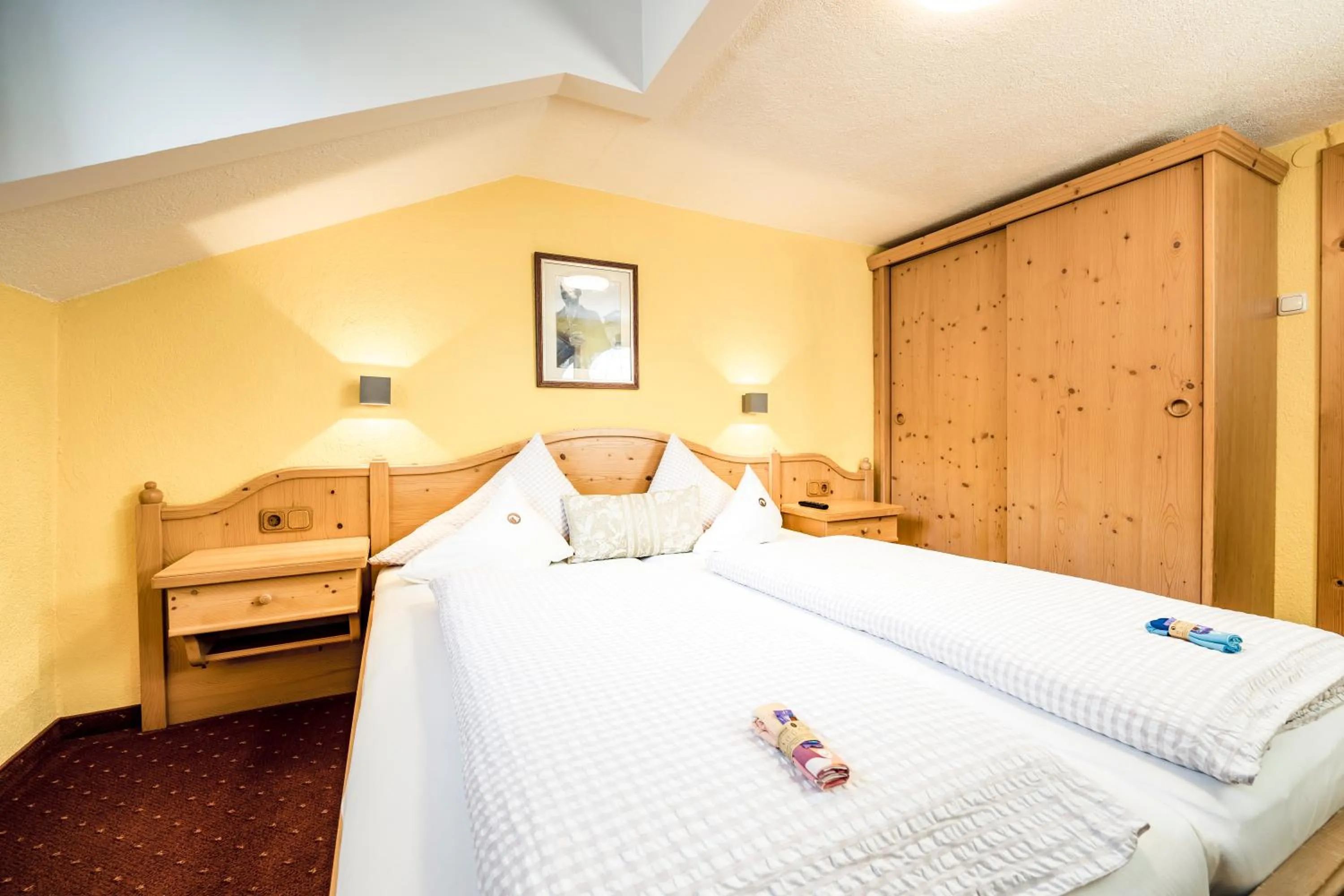 Bed in Pension der Steinbock - das 300 Jahre alte Bauernhaus - TIROL