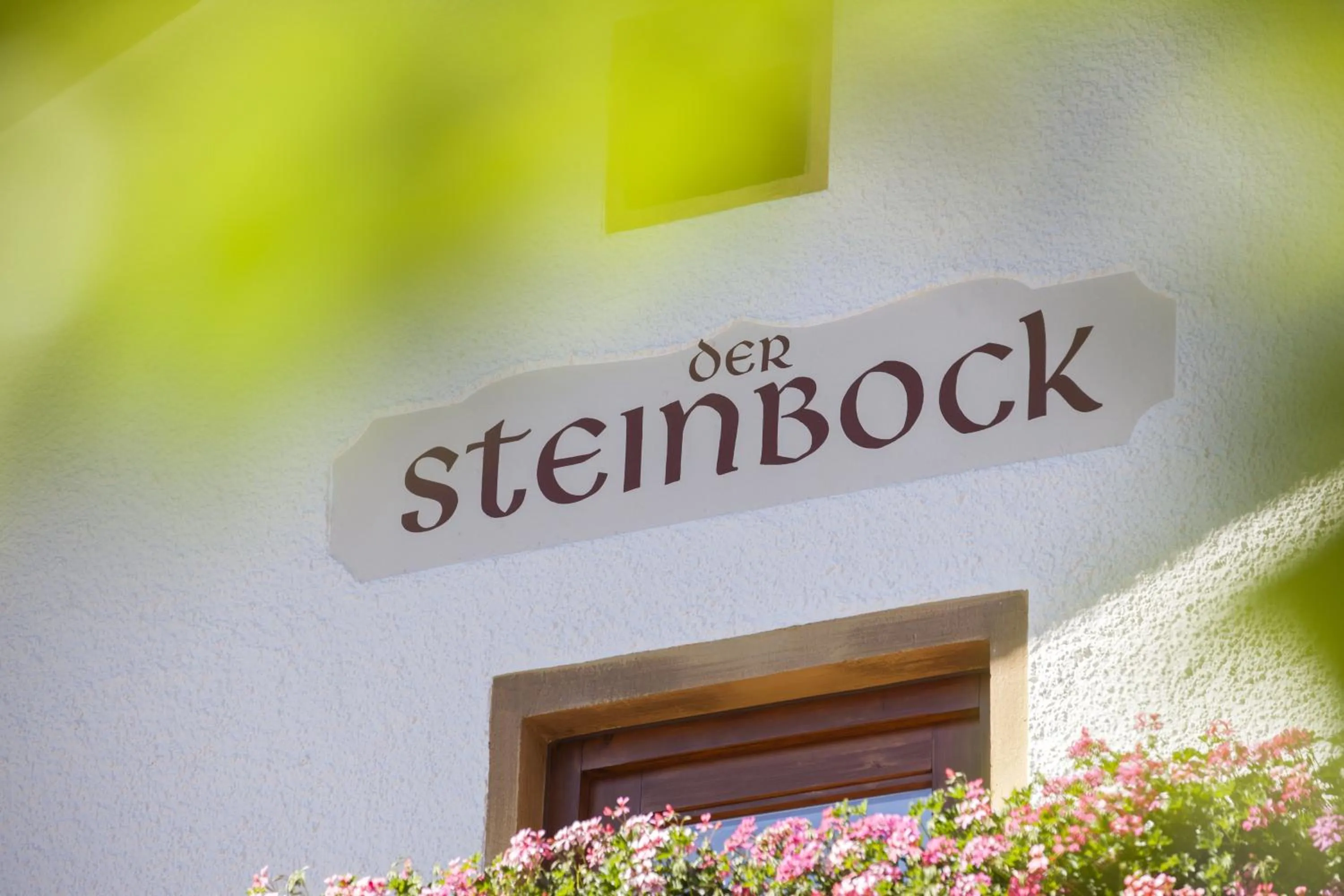 Property logo or sign in Pension der Steinbock - das 300 Jahre alte Bauernhaus - TIROL