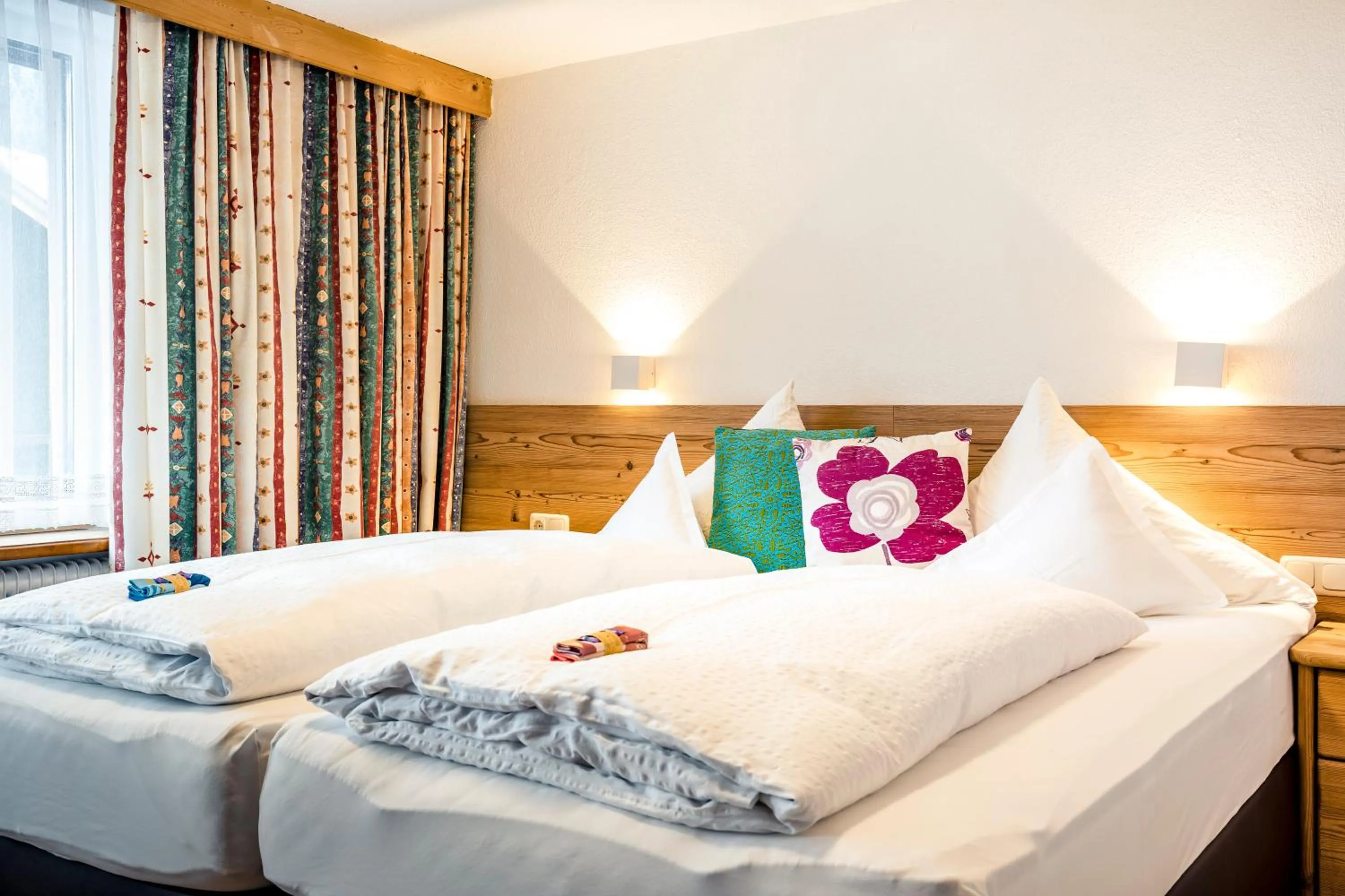 Bed in Pension der Steinbock - das 300 Jahre alte Bauernhaus - TIROL