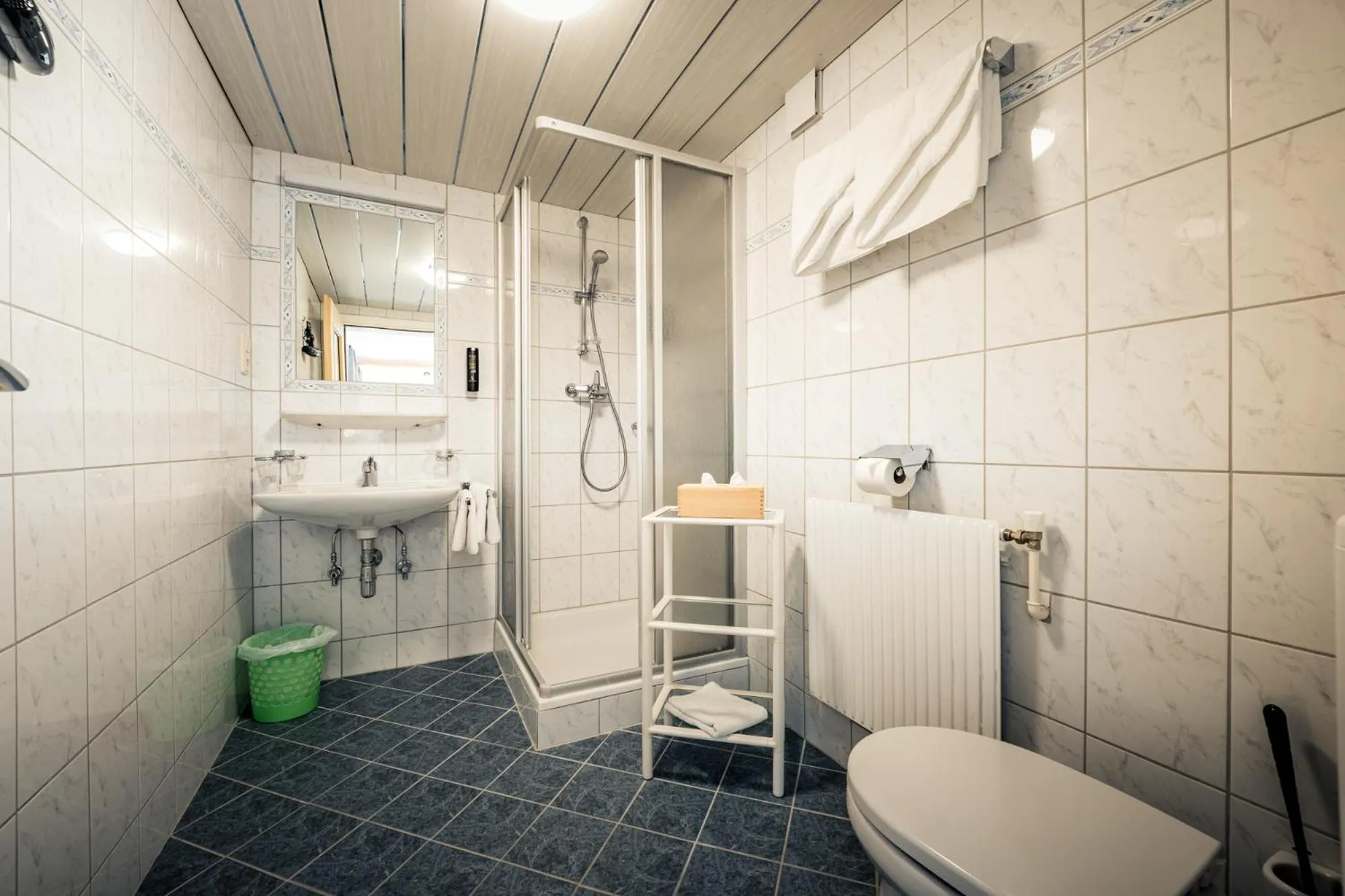 Bathroom in Pension der Steinbock - das 300 Jahre alte Bauernhaus - TIROL