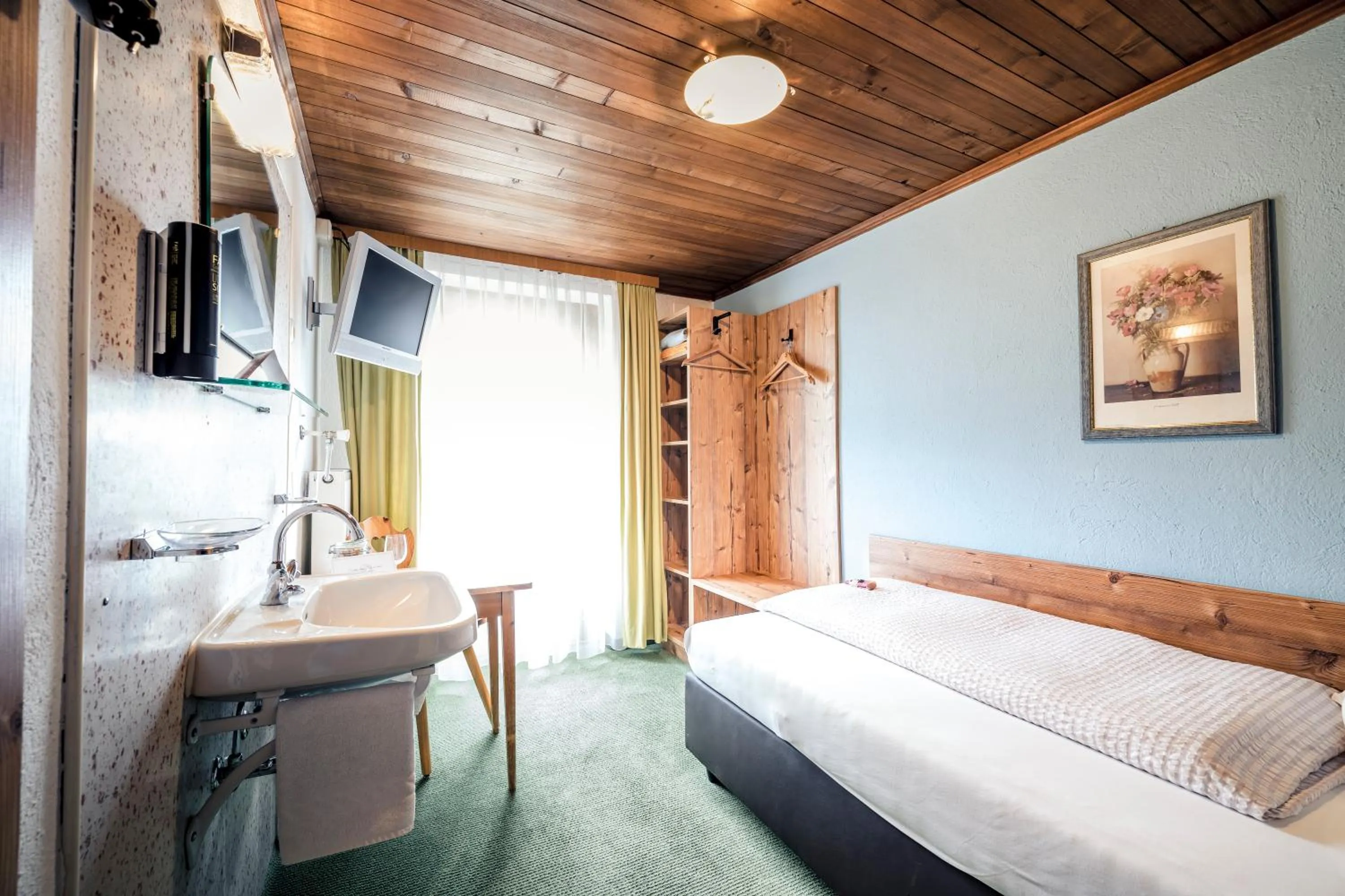 Photo of the whole room, Bed in Pension der Steinbock - das 300 Jahre alte Bauernhaus - TIROL