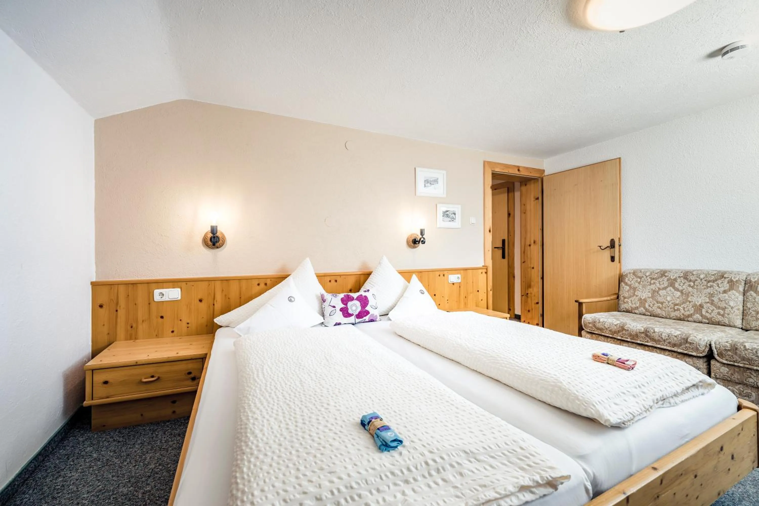 Bed in Pension der Steinbock - das 300 Jahre alte Bauernhaus - TIROL