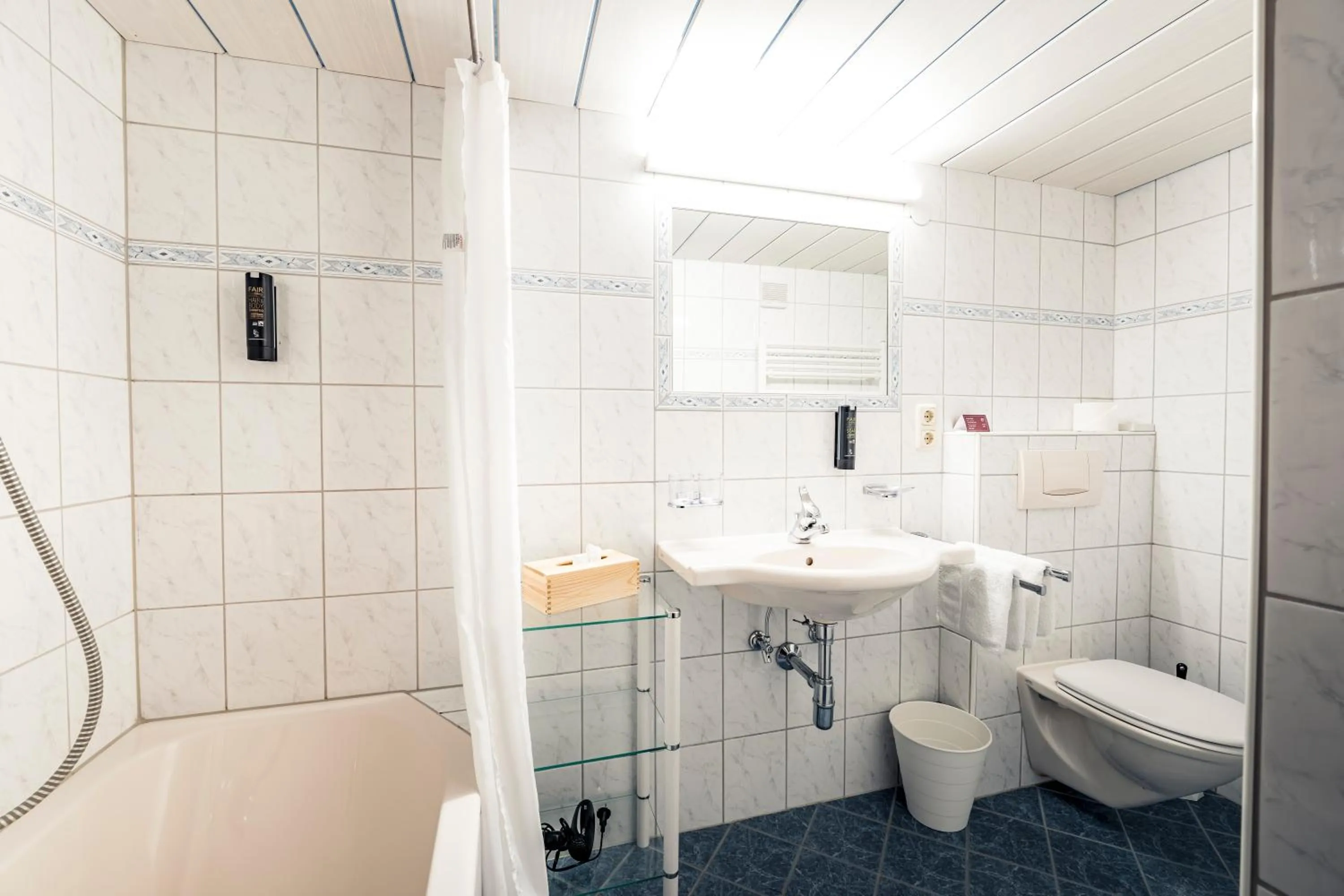 Shower in Pension der Steinbock - das 300 Jahre alte Bauernhaus - TIROL