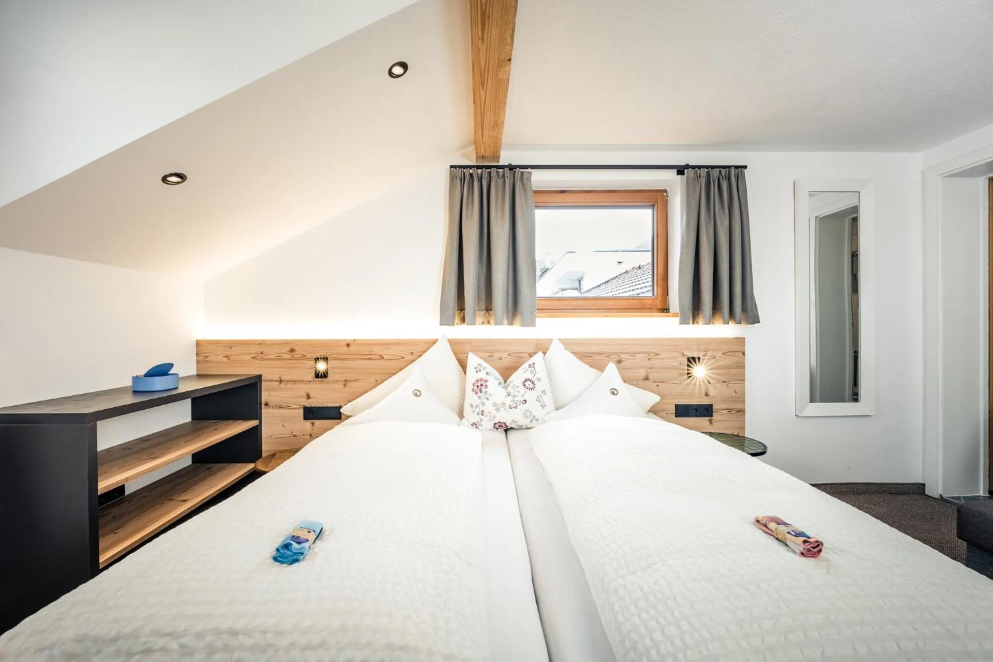 Bed in Pension der Steinbock - das 300 Jahre alte Bauernhaus - TIROL