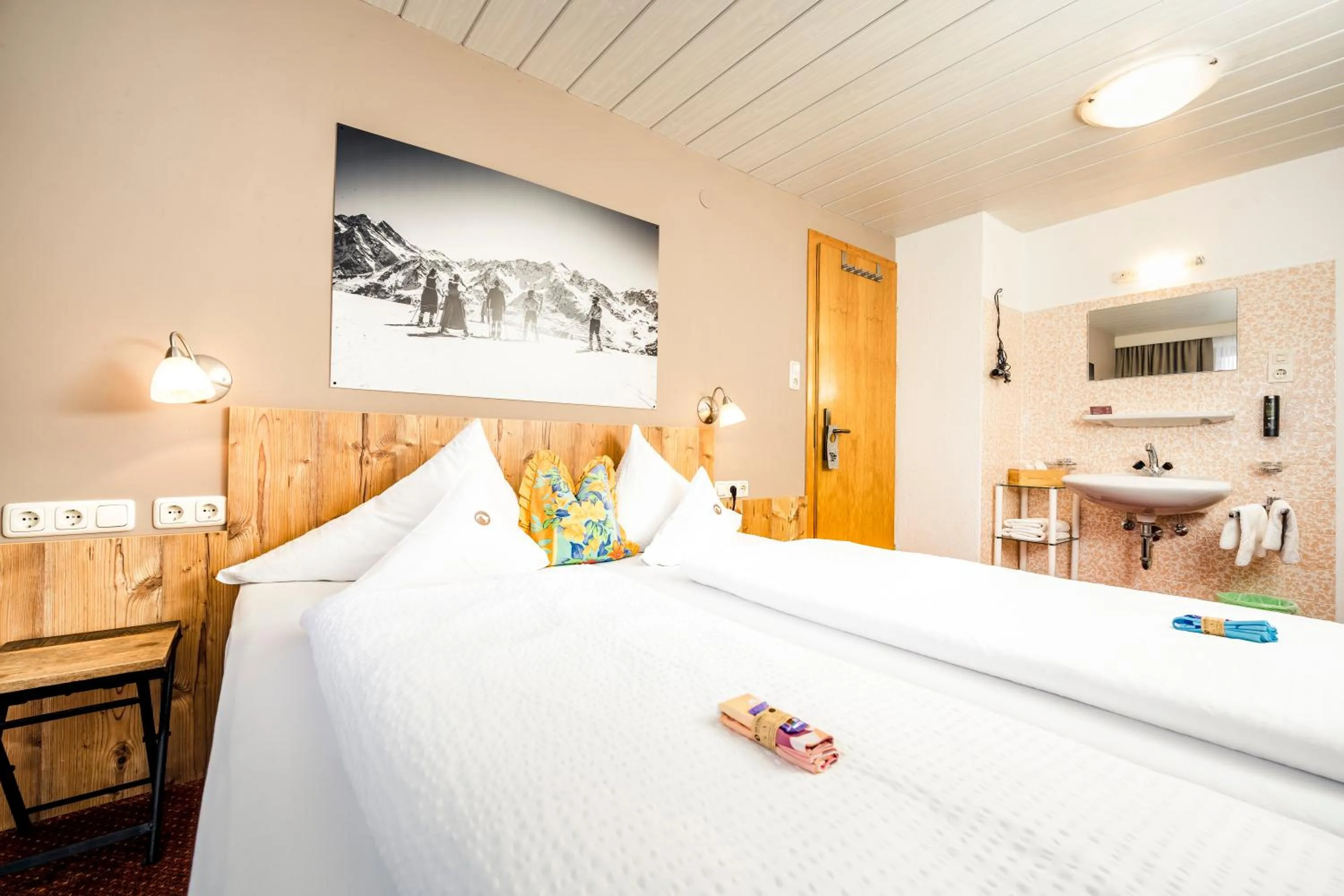 Bed in Pension der Steinbock - das 300 Jahre alte Bauernhaus - TIROL