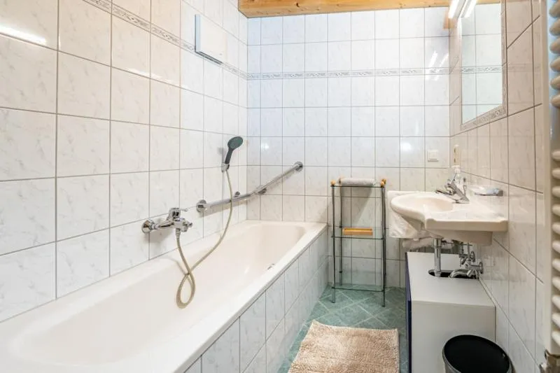 Shower in Pension der Steinbock - das 300 Jahre alte Bauernhaus - TIROL