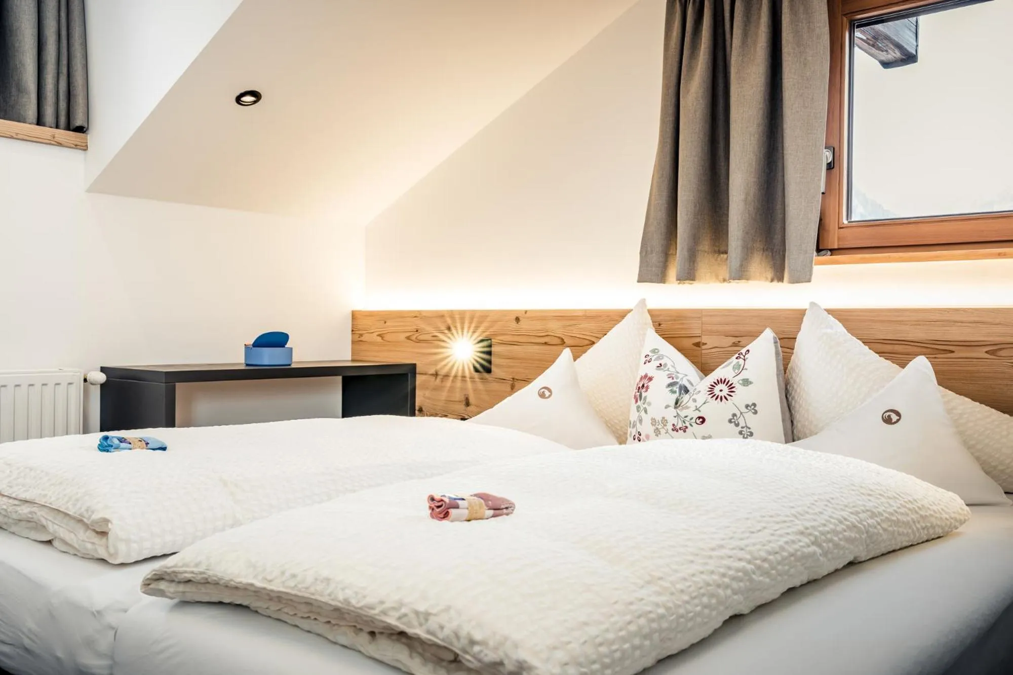 Bed in Pension der Steinbock - das 300 Jahre alte Bauernhaus - TIROL