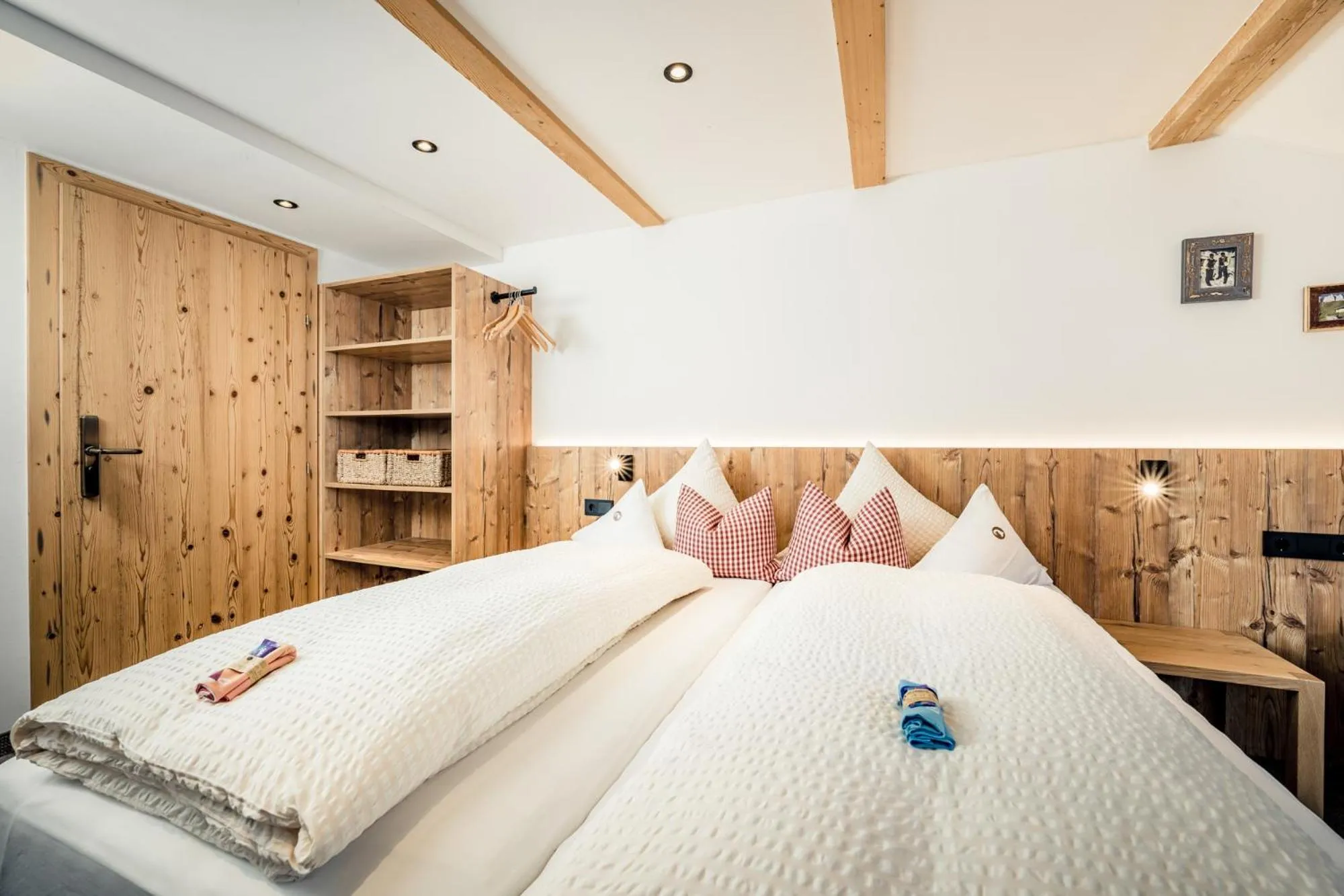 Bed in Pension der Steinbock - das 300 Jahre alte Bauernhaus - TIROL