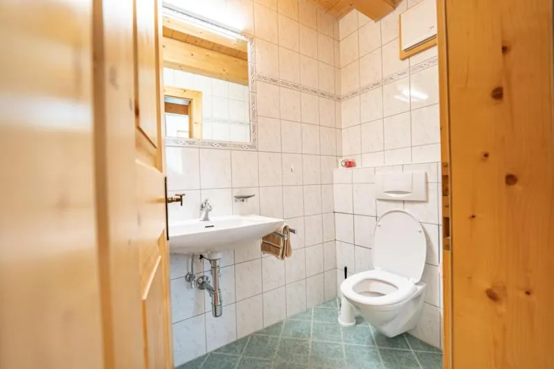 Toilet in Pension der Steinbock - das 300 Jahre alte Bauernhaus - TIROL