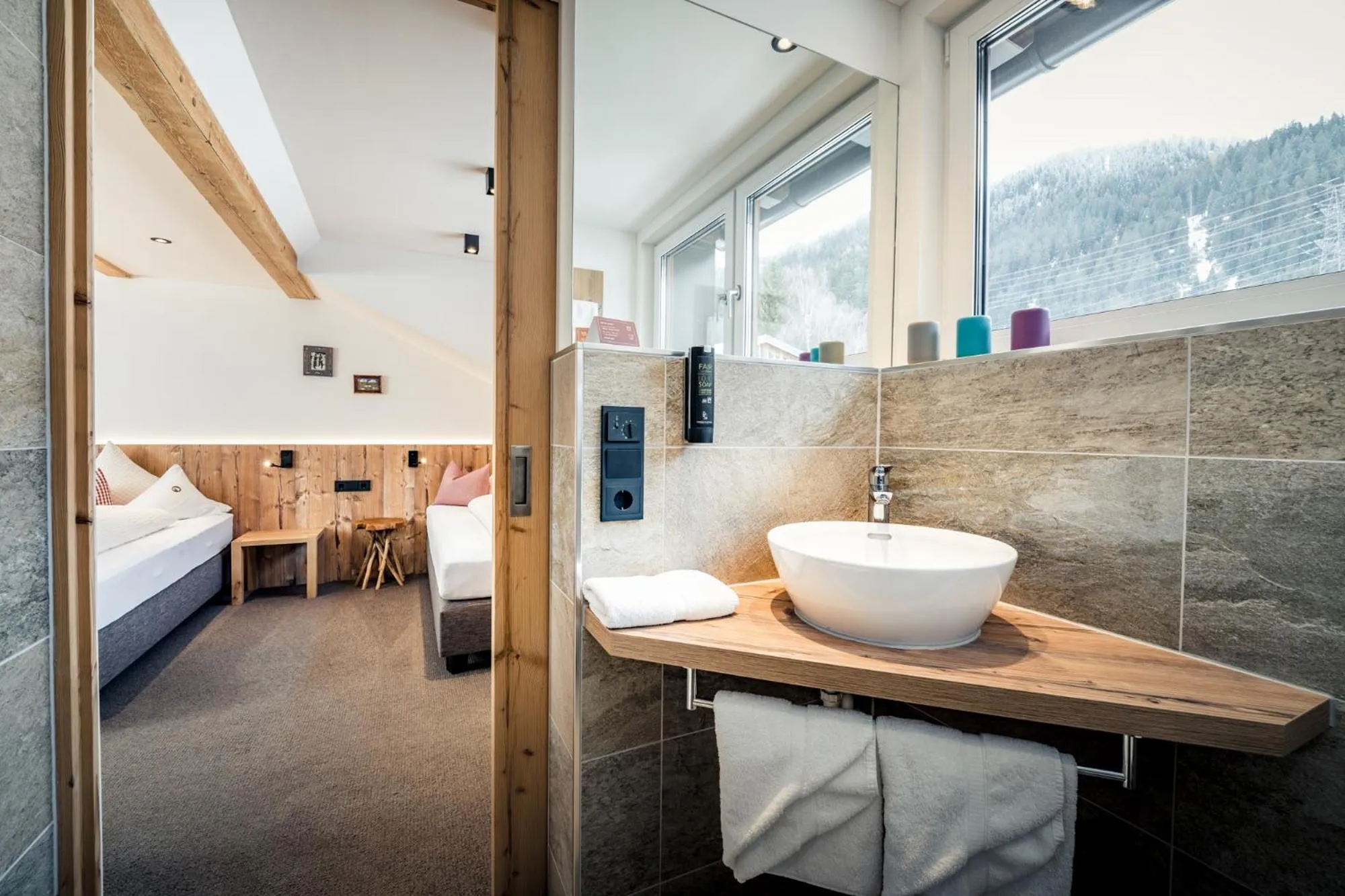 Bathroom, Bed in Pension der Steinbock - das 300 Jahre alte Bauernhaus - TIROL