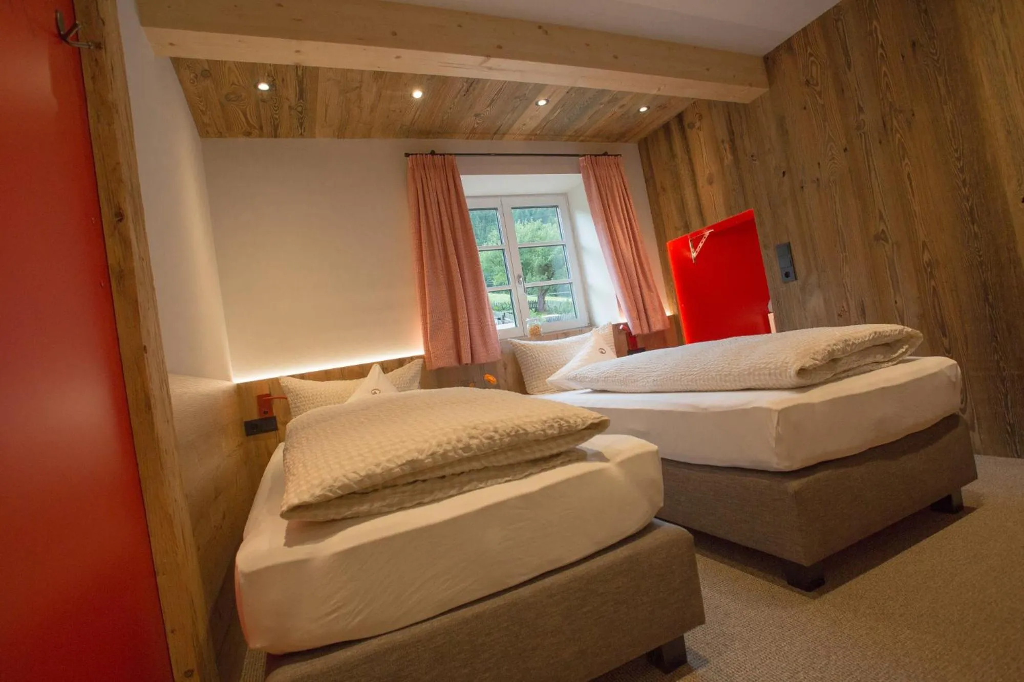Photo of the whole room, Bed in Pension der Steinbock - das 300 Jahre alte Bauernhaus - TIROL