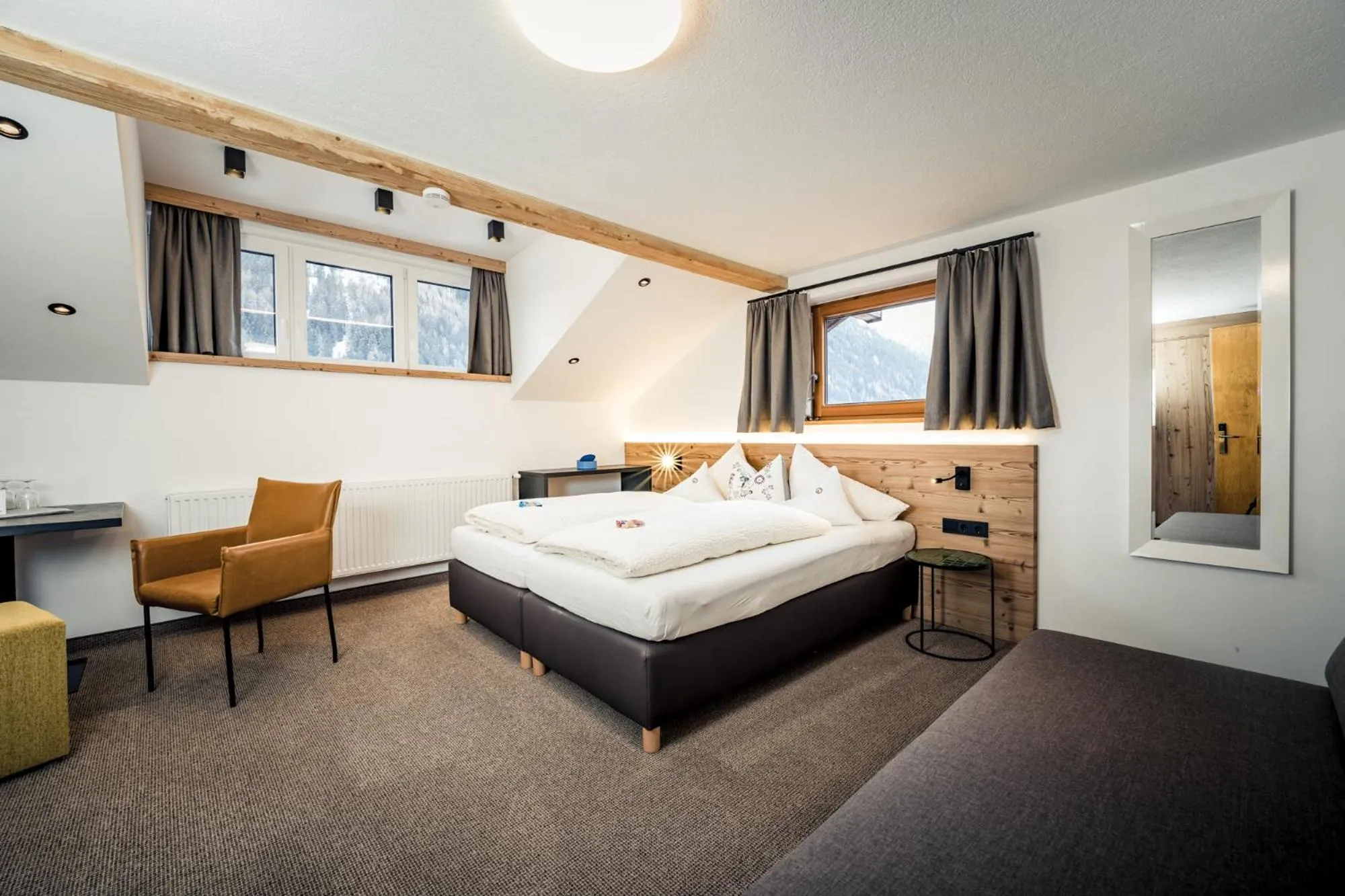 Bed in Pension der Steinbock - das 300 Jahre alte Bauernhaus - TIROL