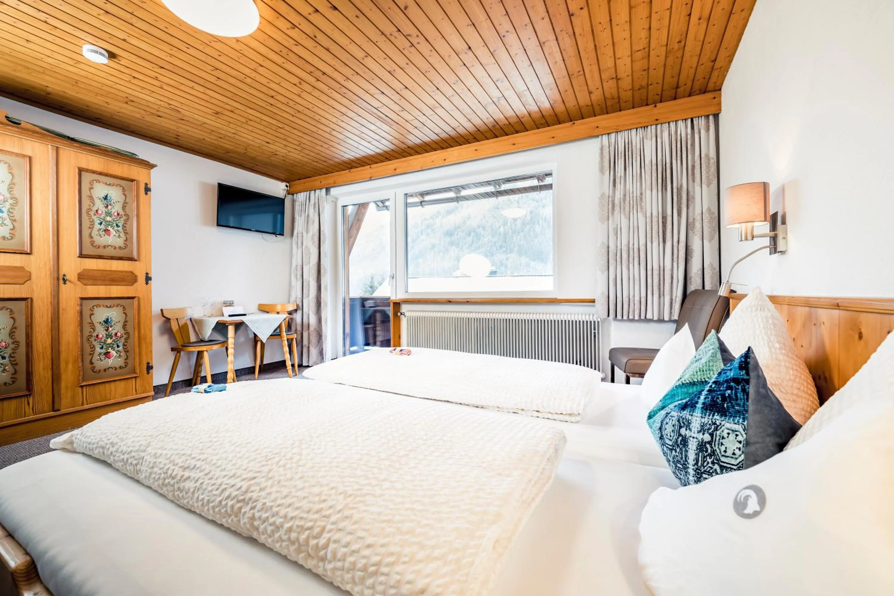 Bed in Pension der Steinbock - das 300 Jahre alte Bauernhaus - TIROL