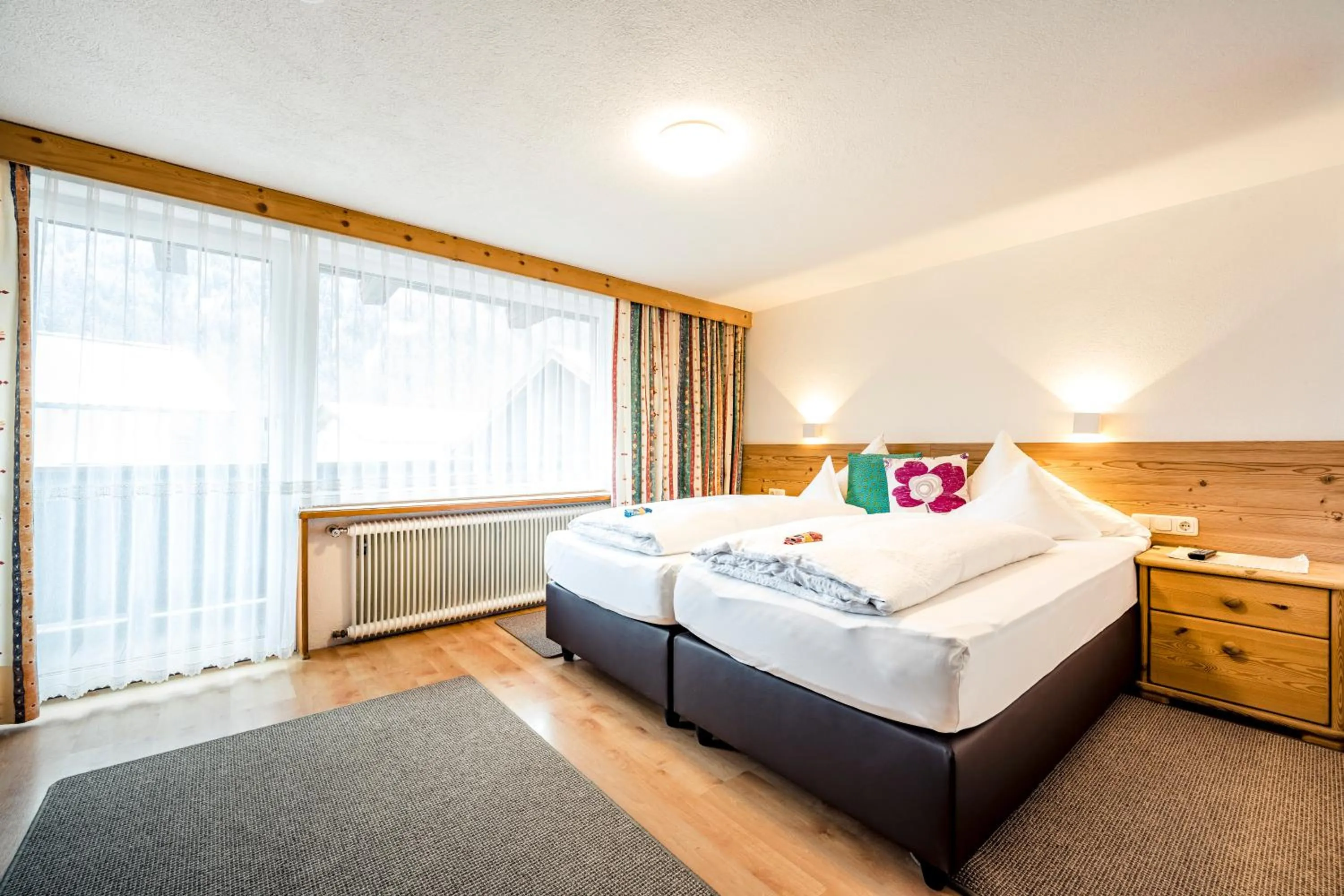 Bed in Pension der Steinbock - das 300 Jahre alte Bauernhaus - TIROL