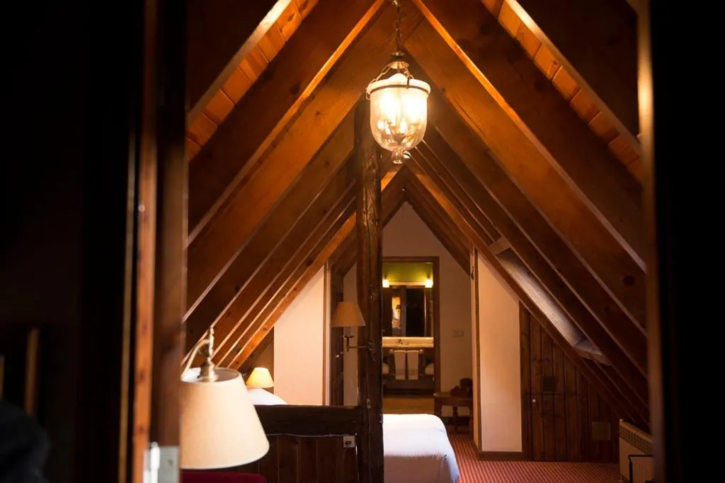 Decorative detail, Bed in Hotel Chalet Bassibe