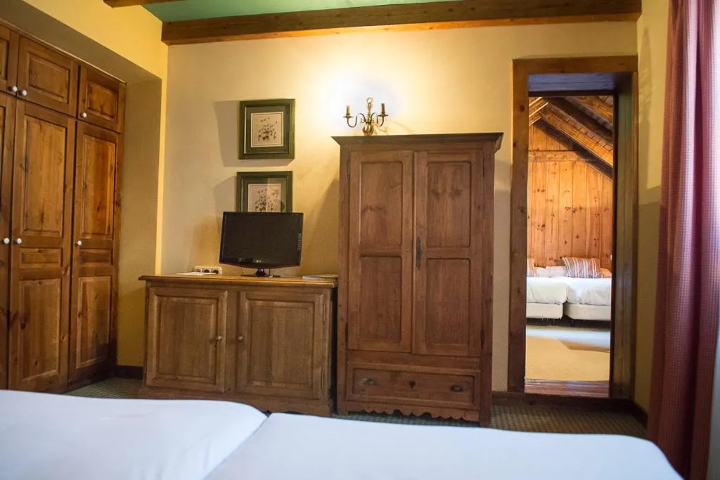 TV and multimedia, Bed in Hotel Chalet Bassibe