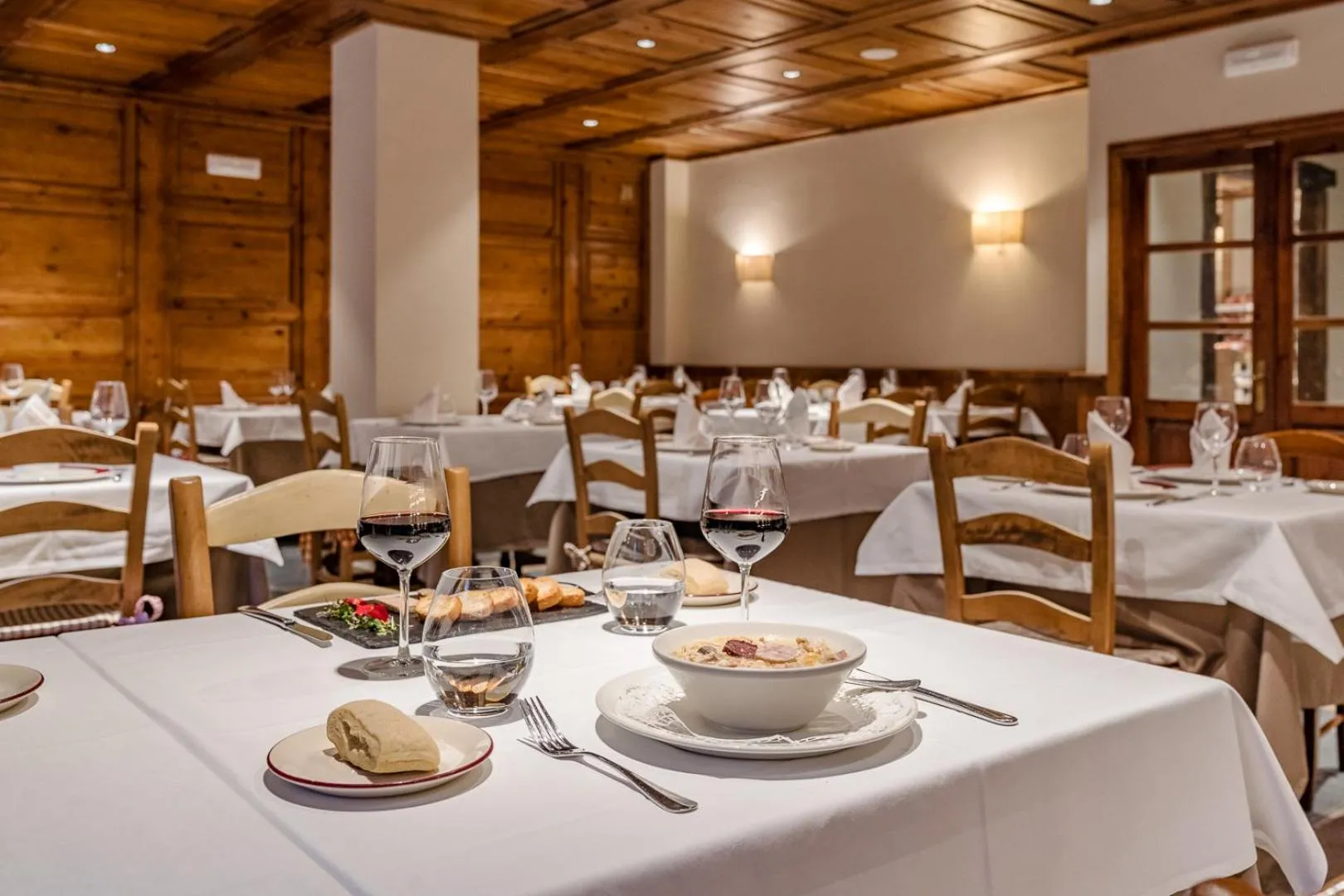 Restaurant/places to eat in Hotel Chalet Bassibe