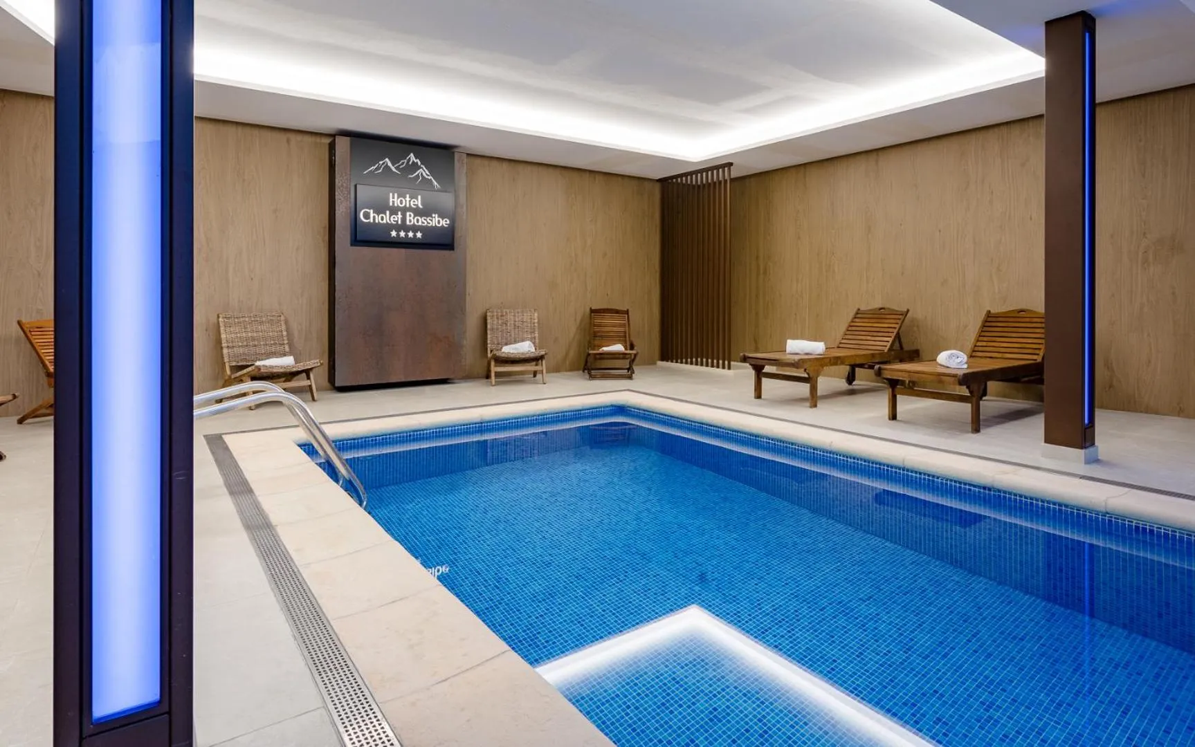 Swimming pool in Hotel Chalet Bassibe