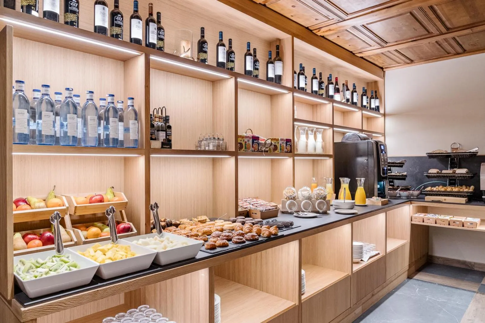 Buffet breakfast in Hotel Chalet Bassibe