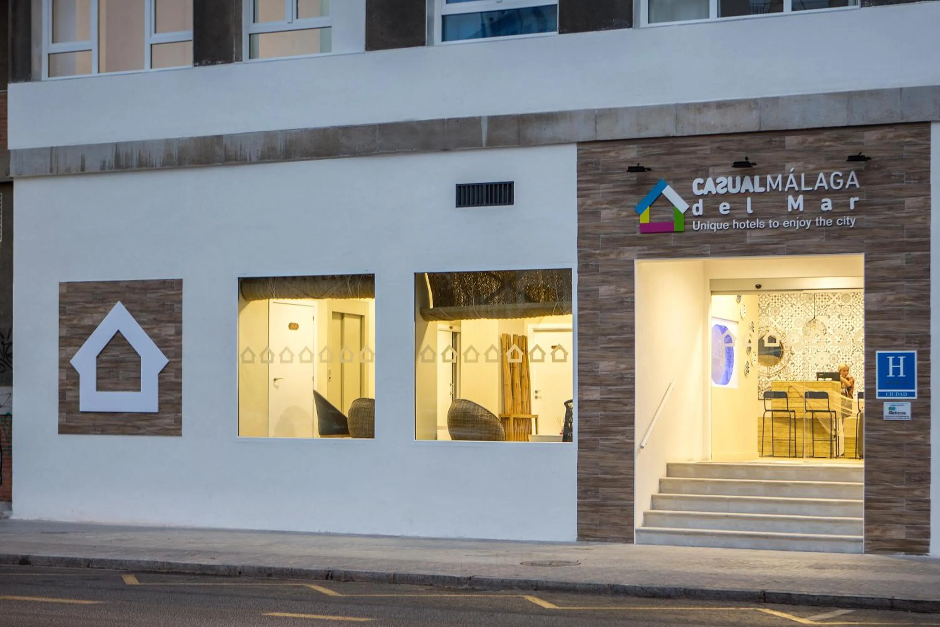 Facade/entrance in Casual del Mar Málaga