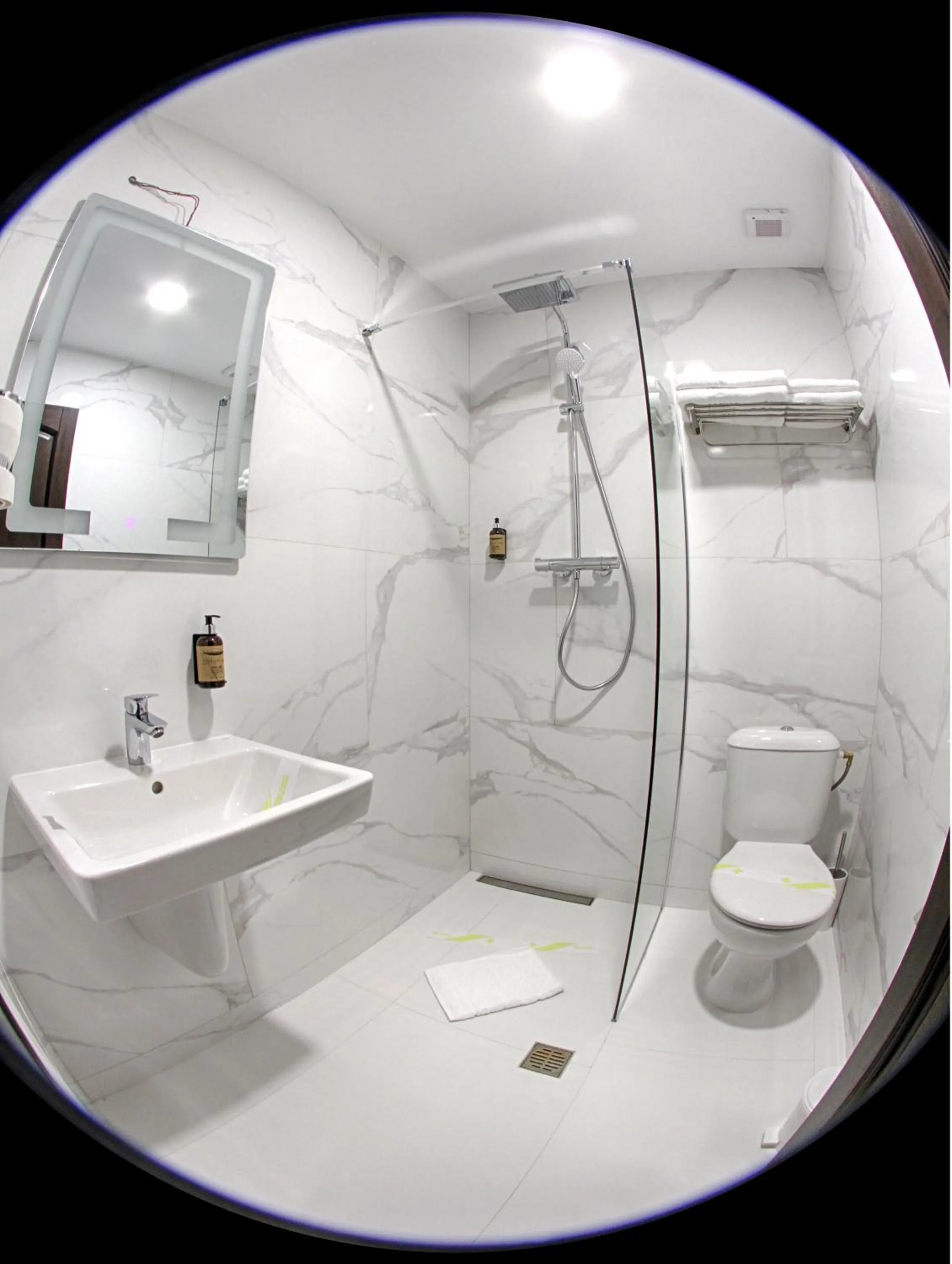 Shower in Hotel Central