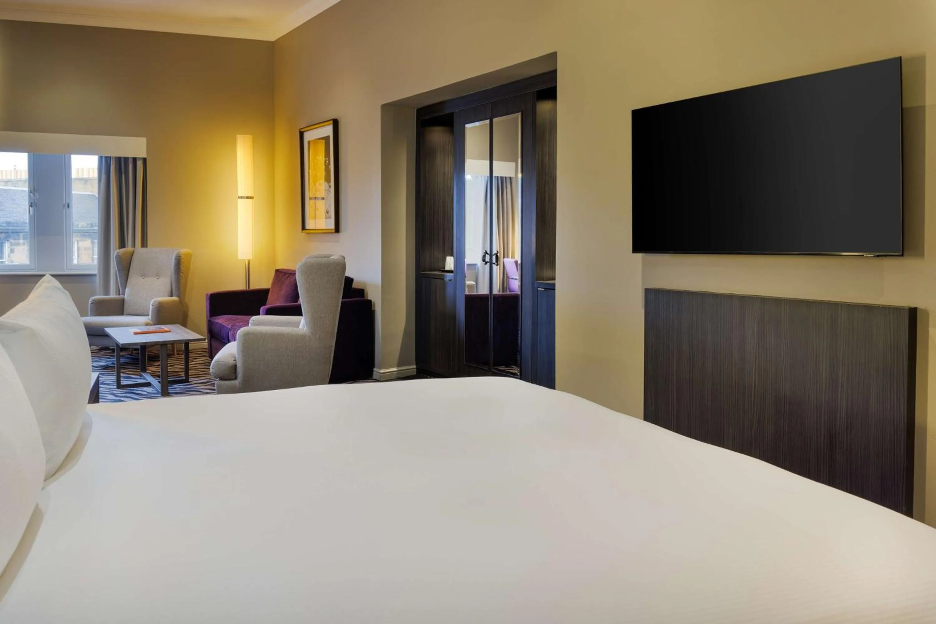 Living room, Bed in Doubletree by Hilton Edinburgh City Centre