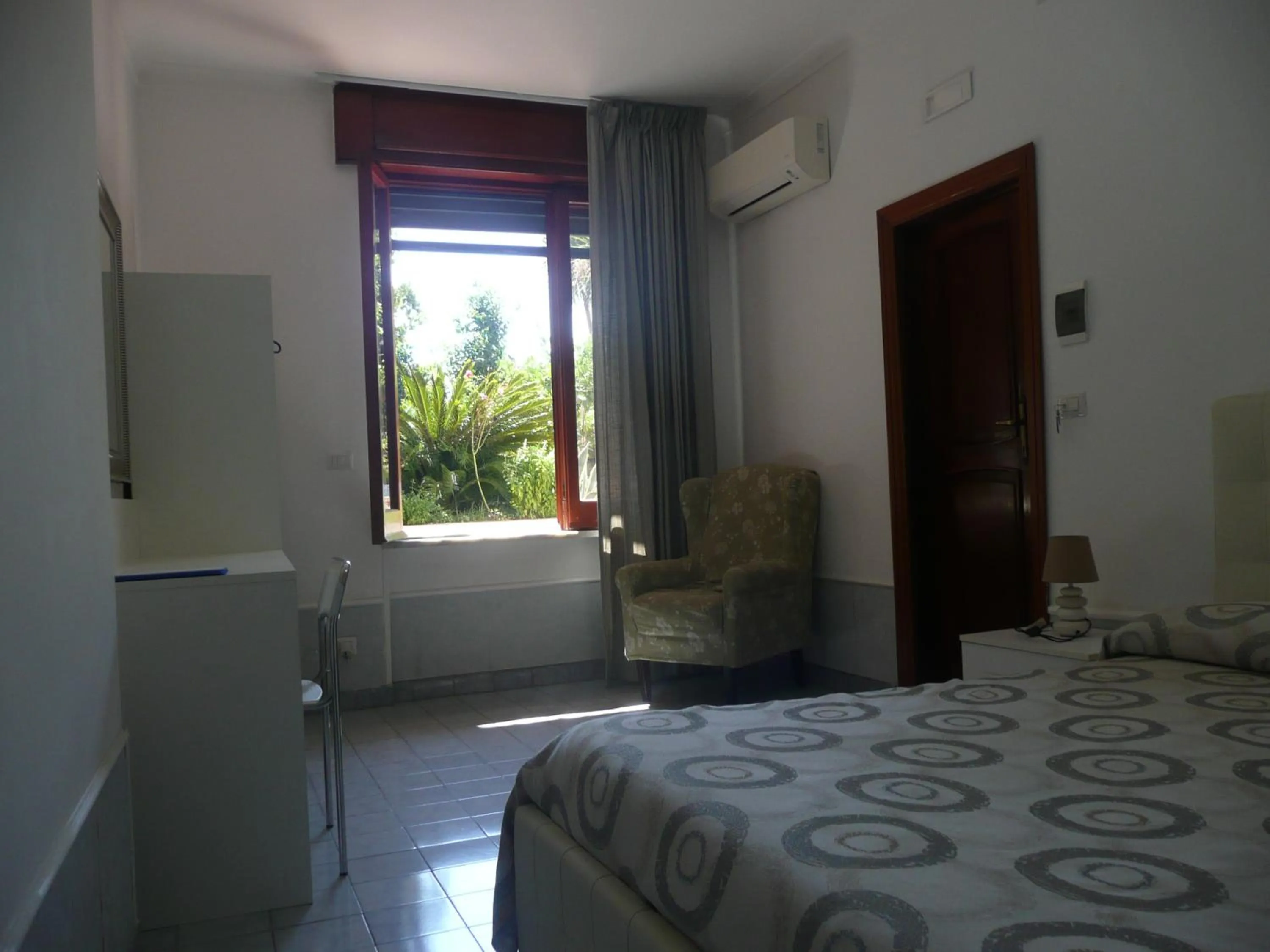 Photo of the whole room, Bed in Garden House Ercolano