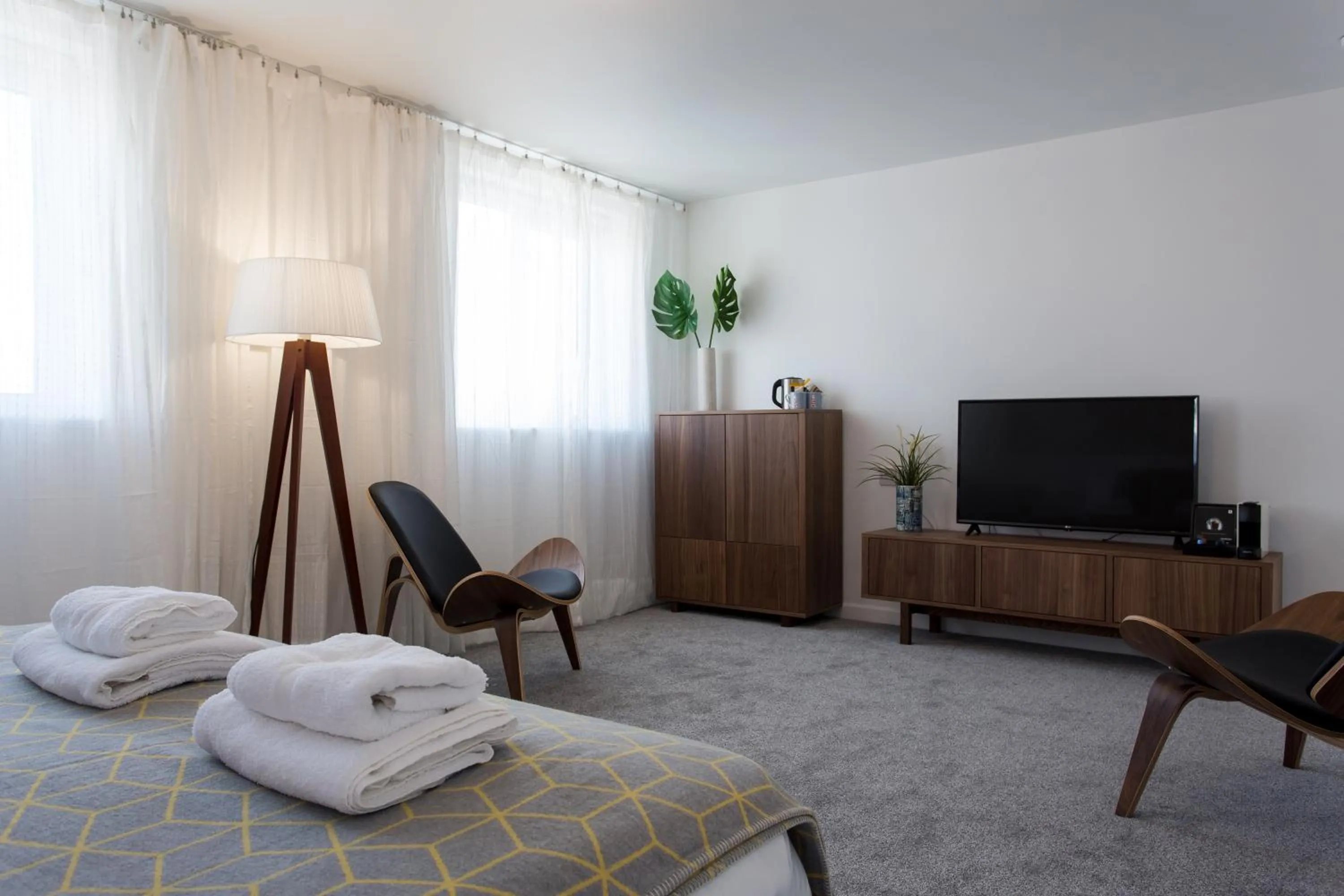 Seating area, Bed in Porth Beach Hotel