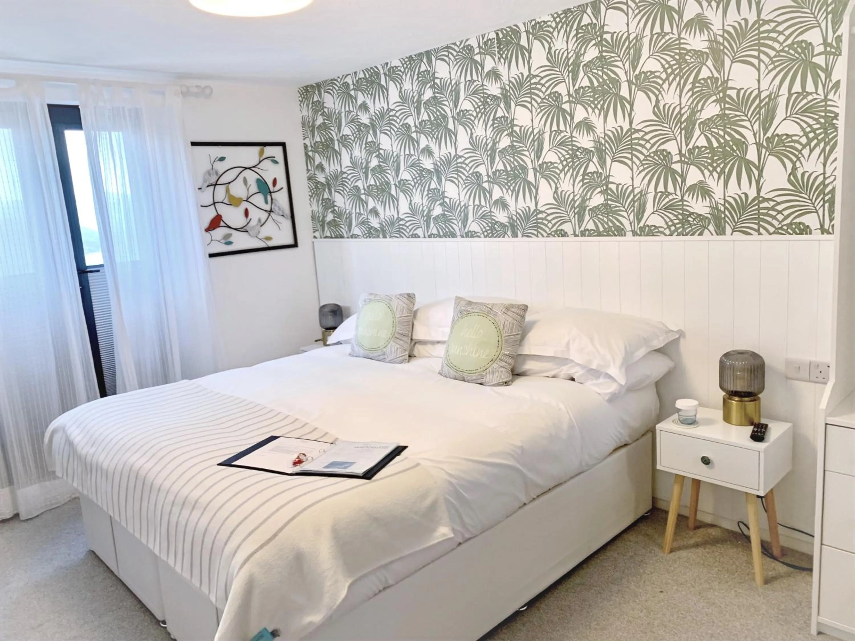 Bedroom, Bed in Porth Beach Hotel