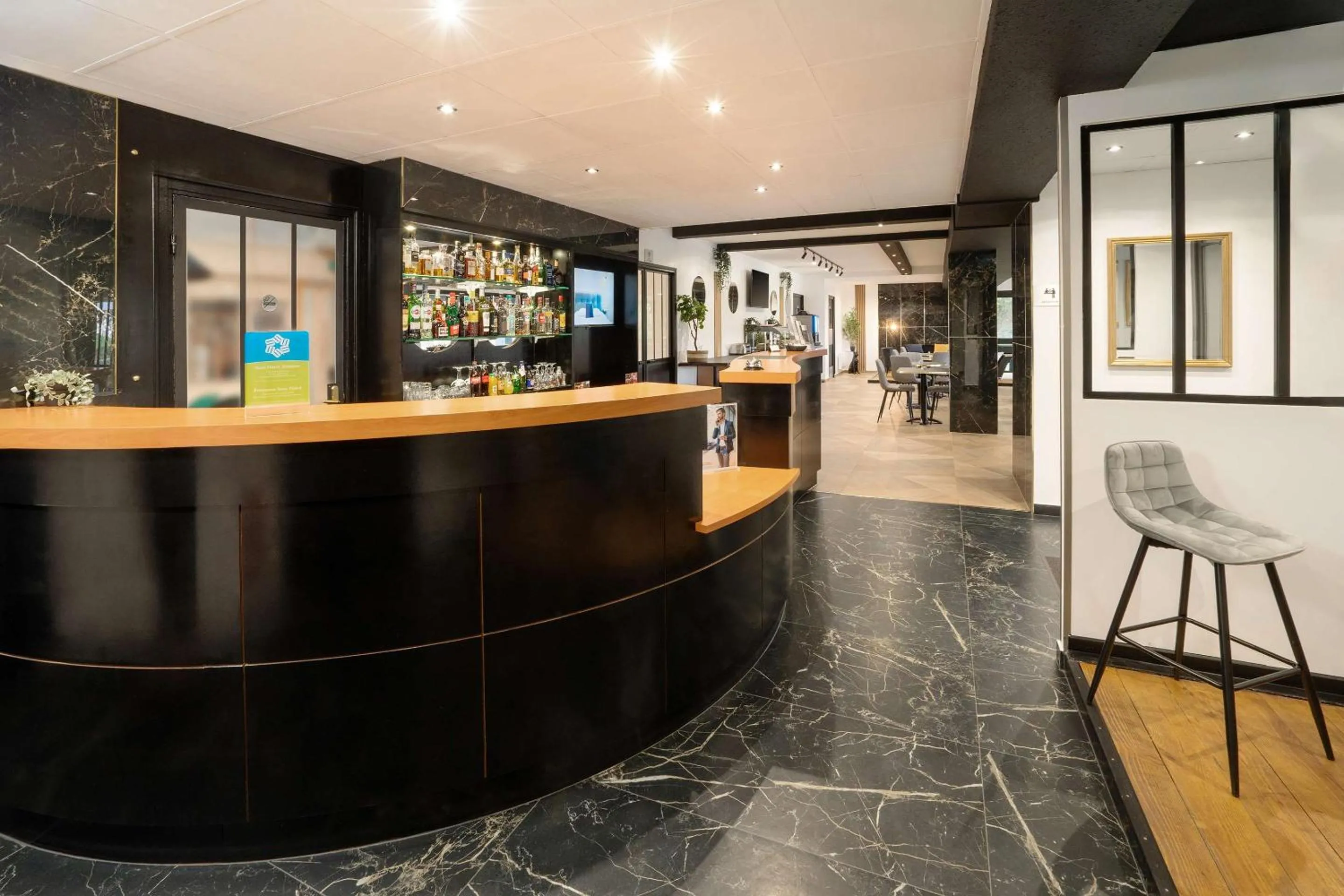 Lobby or reception in Sure Hotel by Best Western Rouvignies Valenciennes