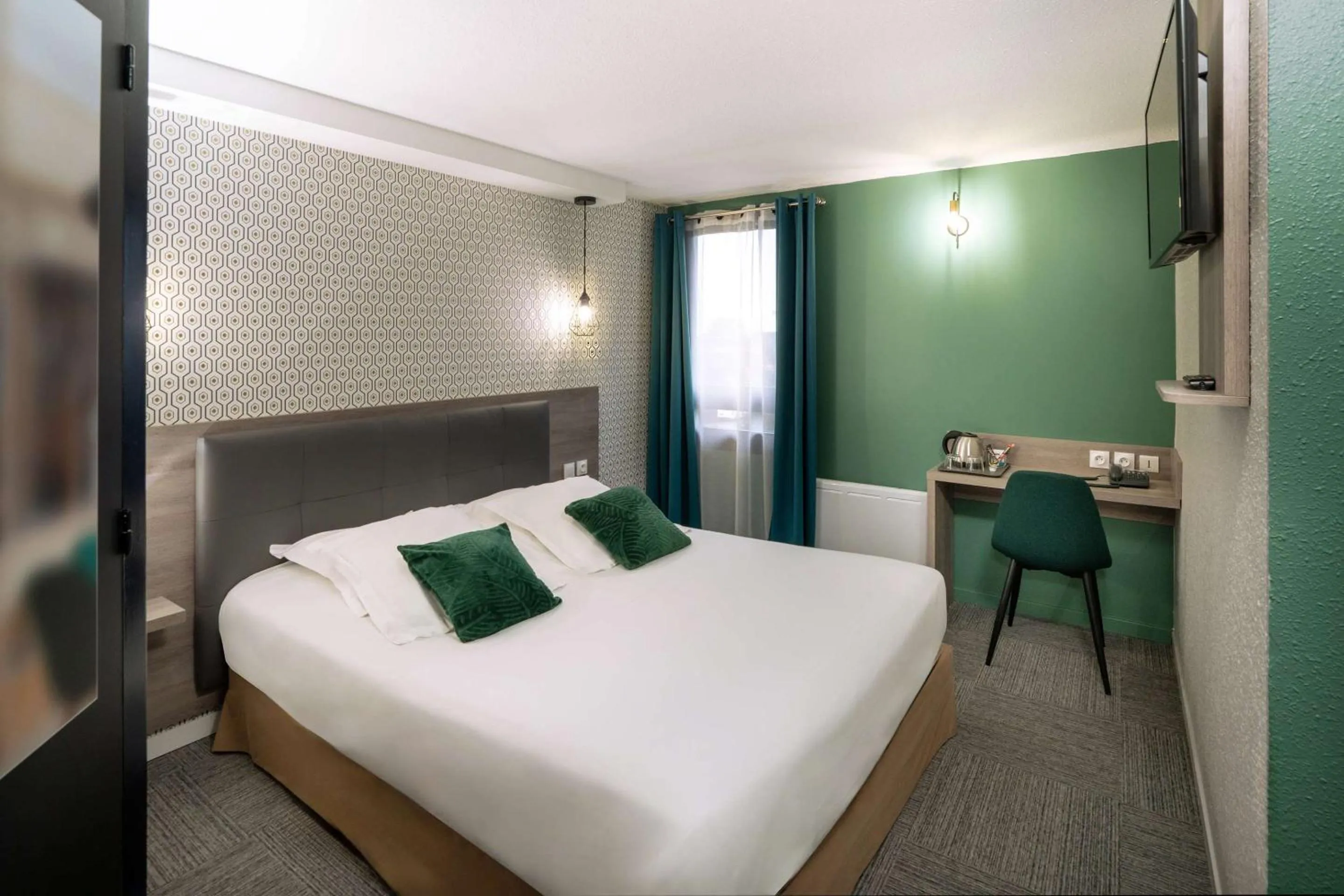 Bedroom, Bed in Sure Hotel by Best Western Rouvignies Valenciennes
