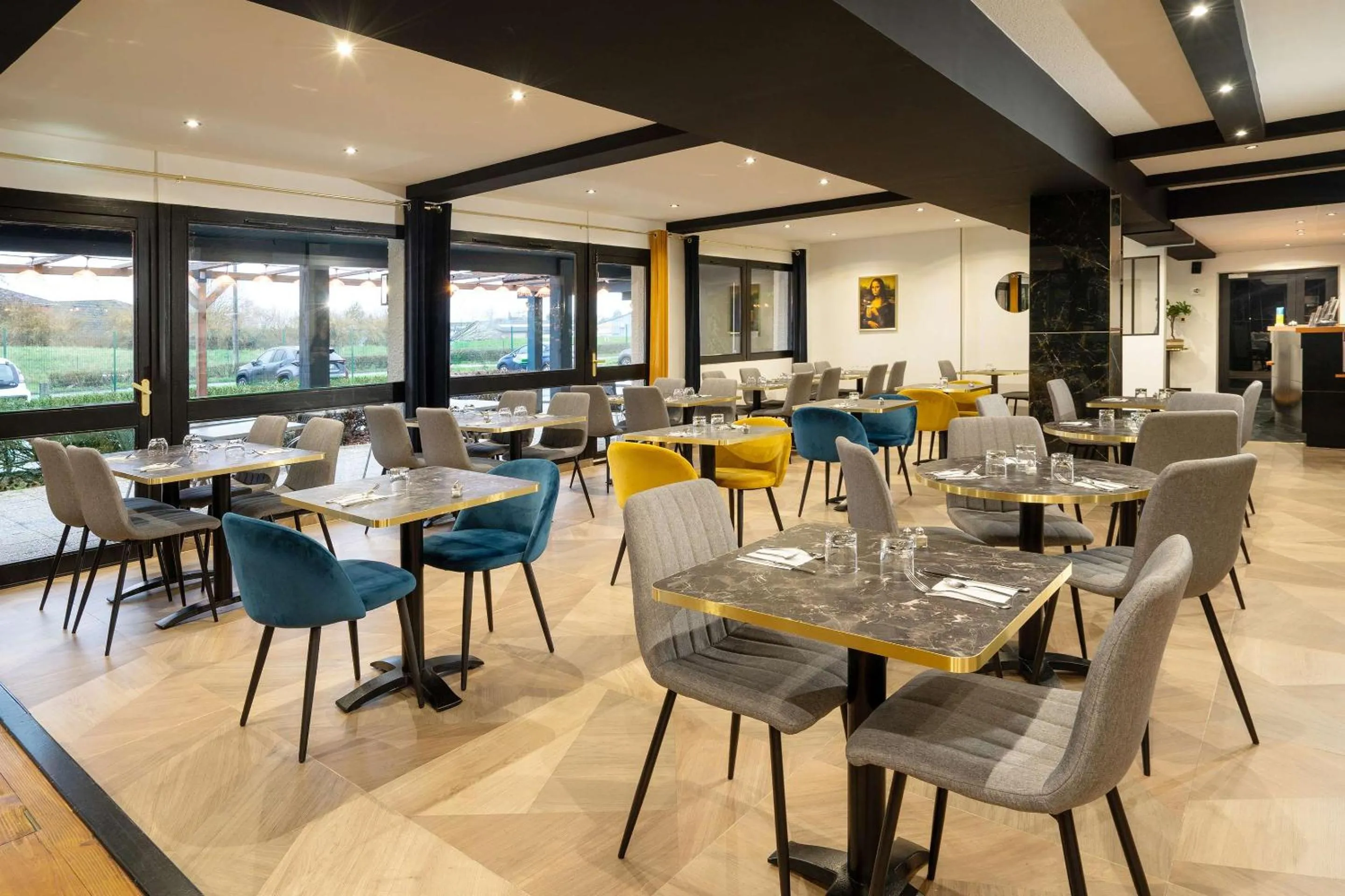 Restaurant/places to eat in Sure Hotel by Best Western Rouvignies Valenciennes