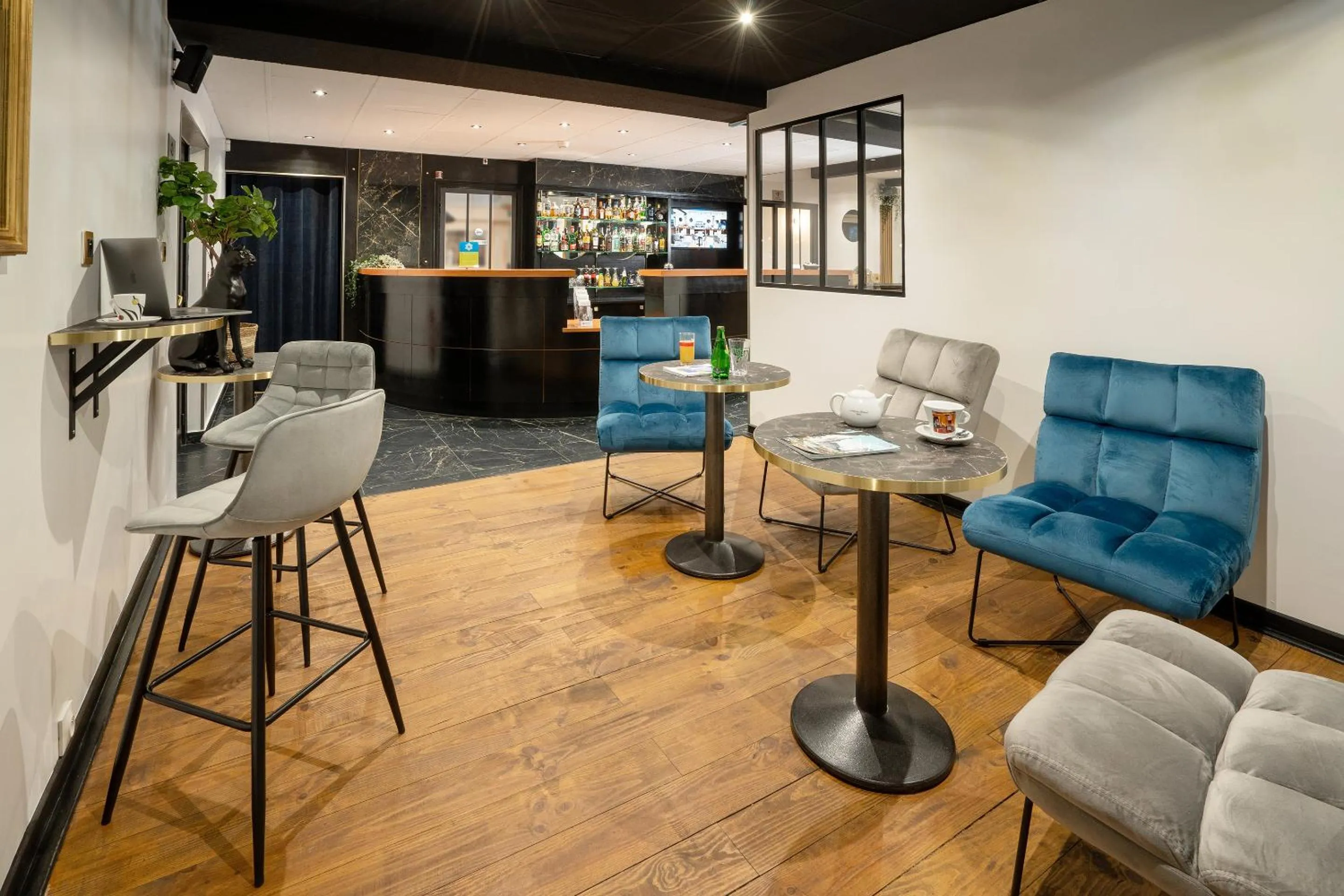 Living room in Sure Hotel by Best Western Rouvignies Valenciennes