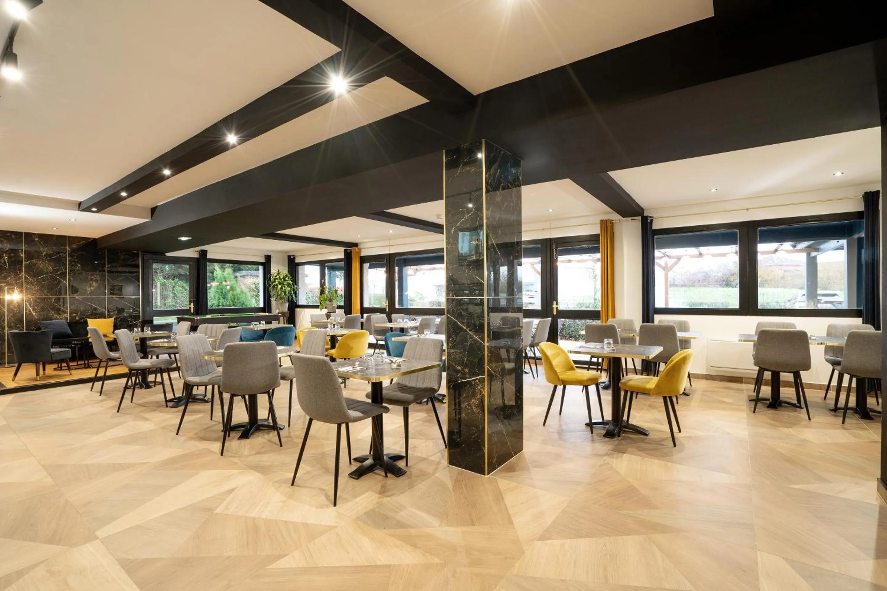 Restaurant/places to eat in Sure Hotel by Best Western Rouvignies Valenciennes