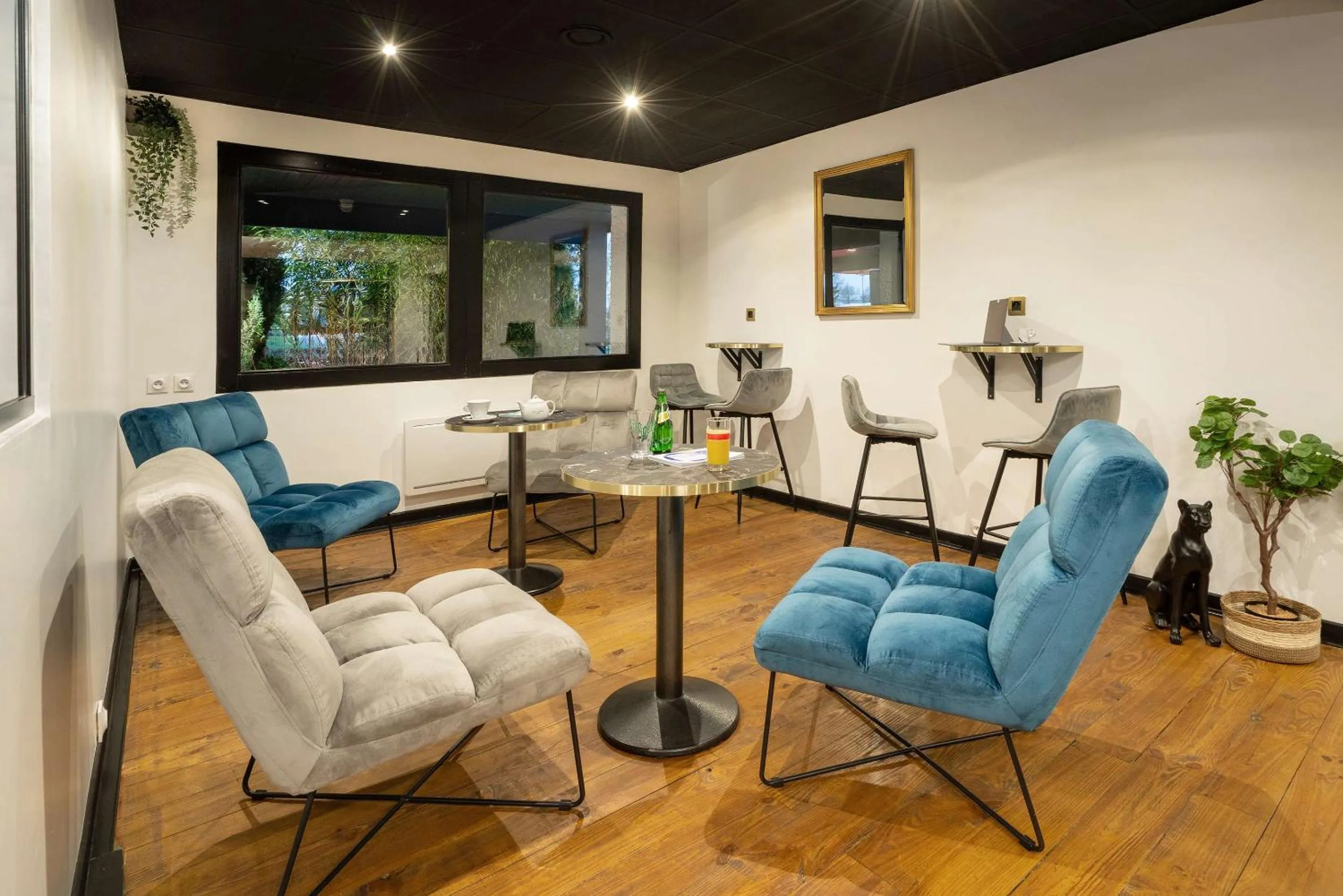 Lobby or reception in Sure Hotel by Best Western Rouvignies Valenciennes