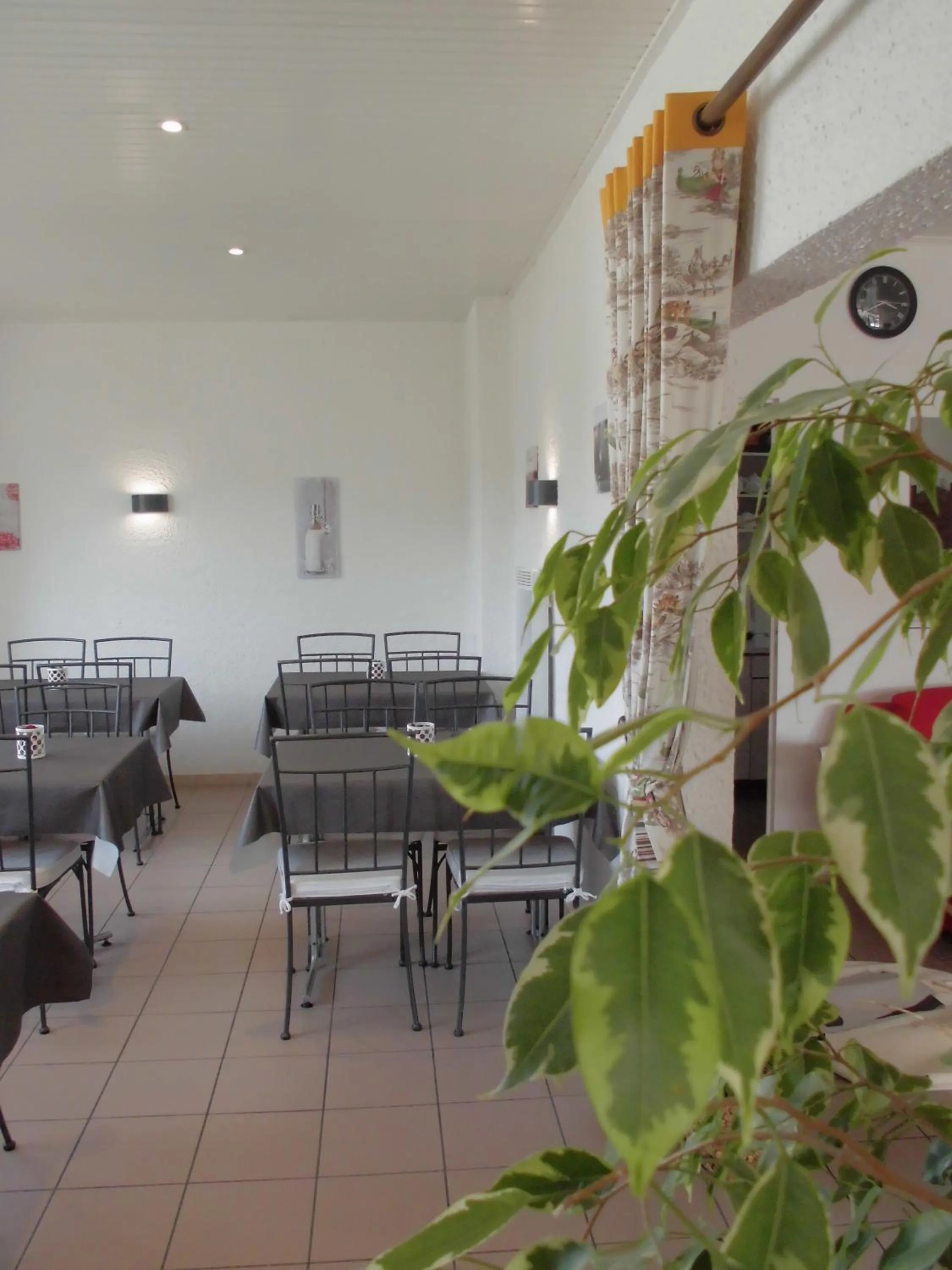Dining area in Cit'Hotel Le Challans