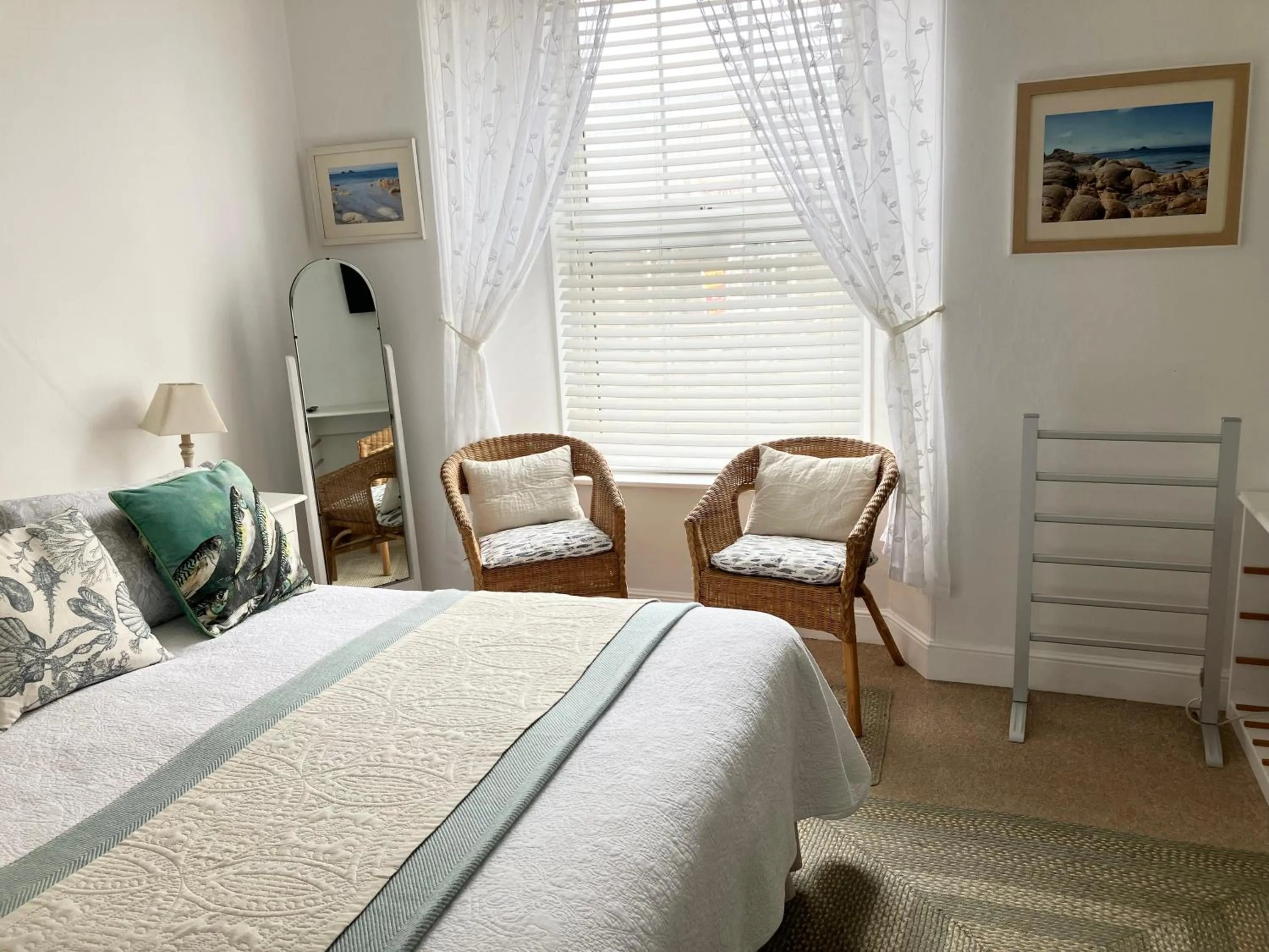 Seating area, Bed in The Old Post House B&B
