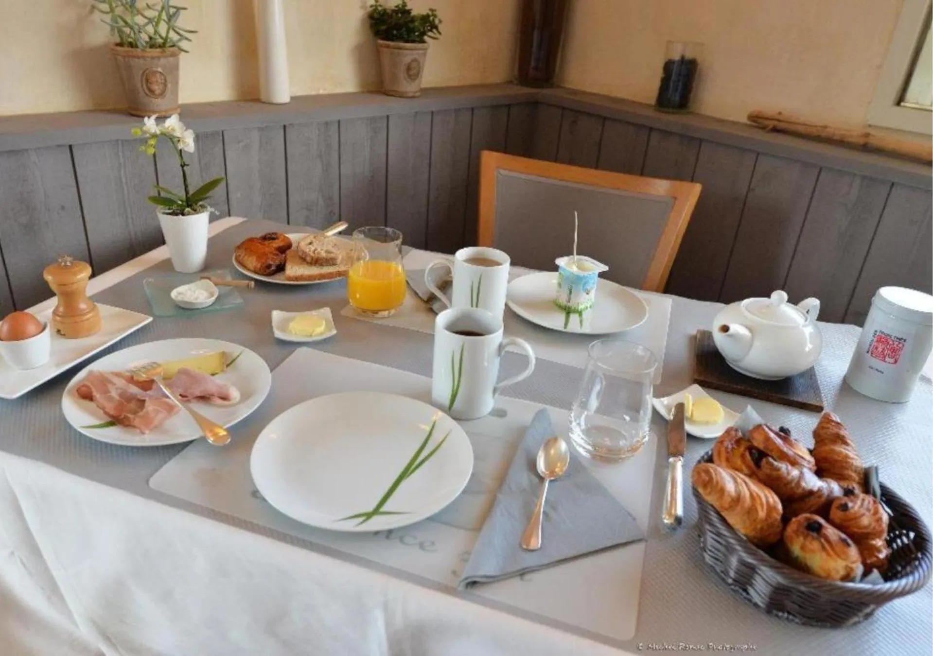 Continental breakfast in Logis Le Gavrinis