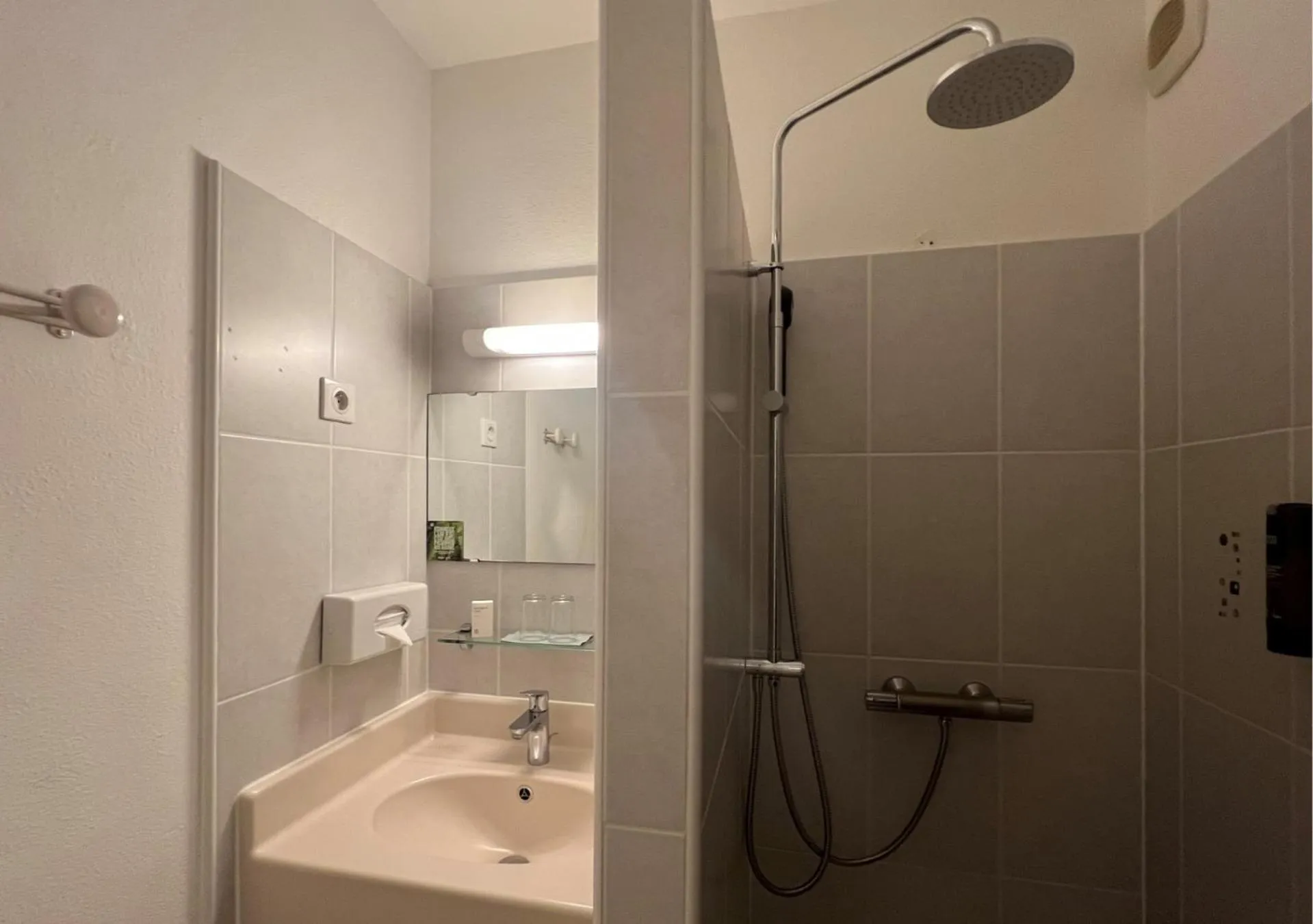 Shower in Logis Le Gavrinis