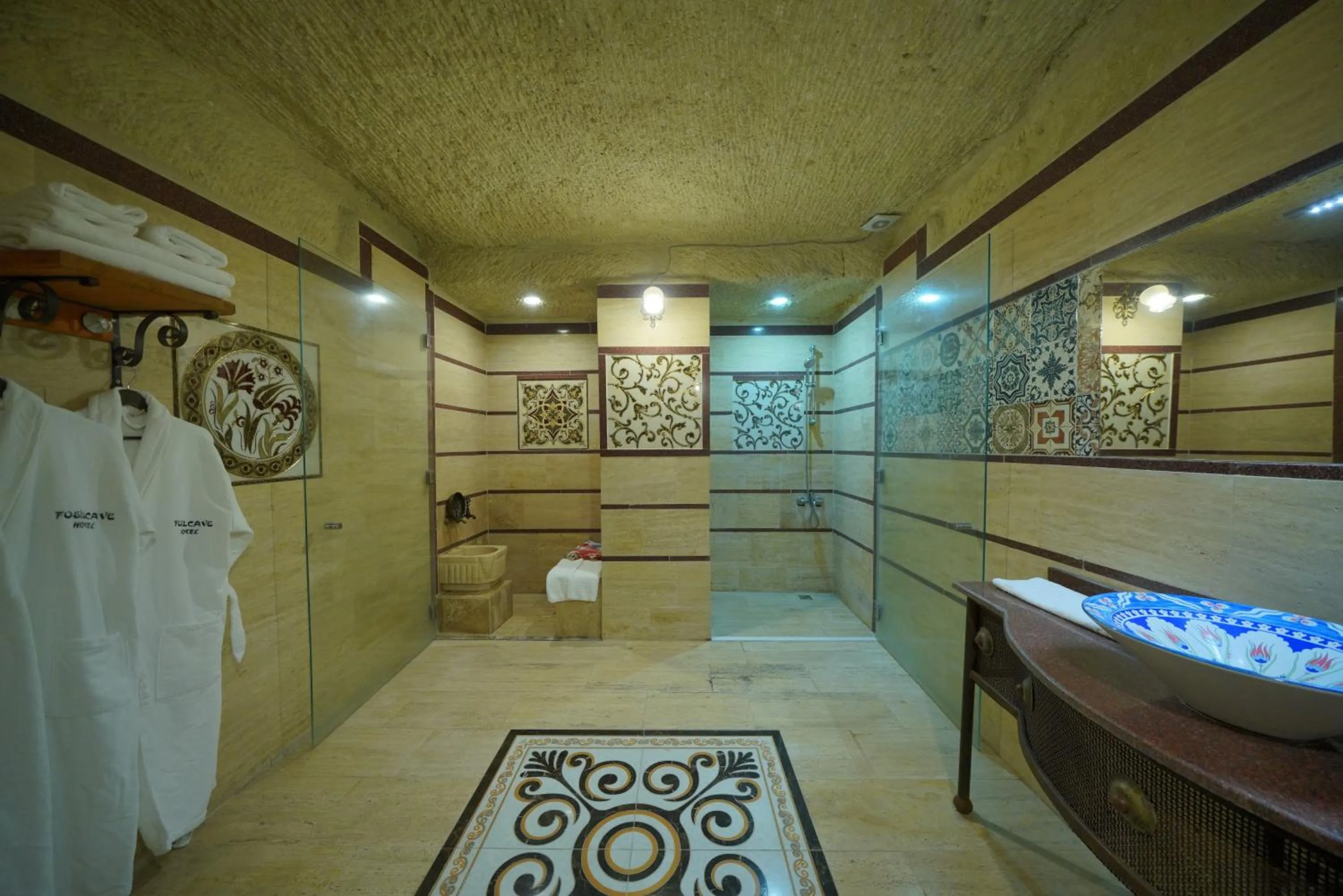 Shower in Fosil Cave Hotel