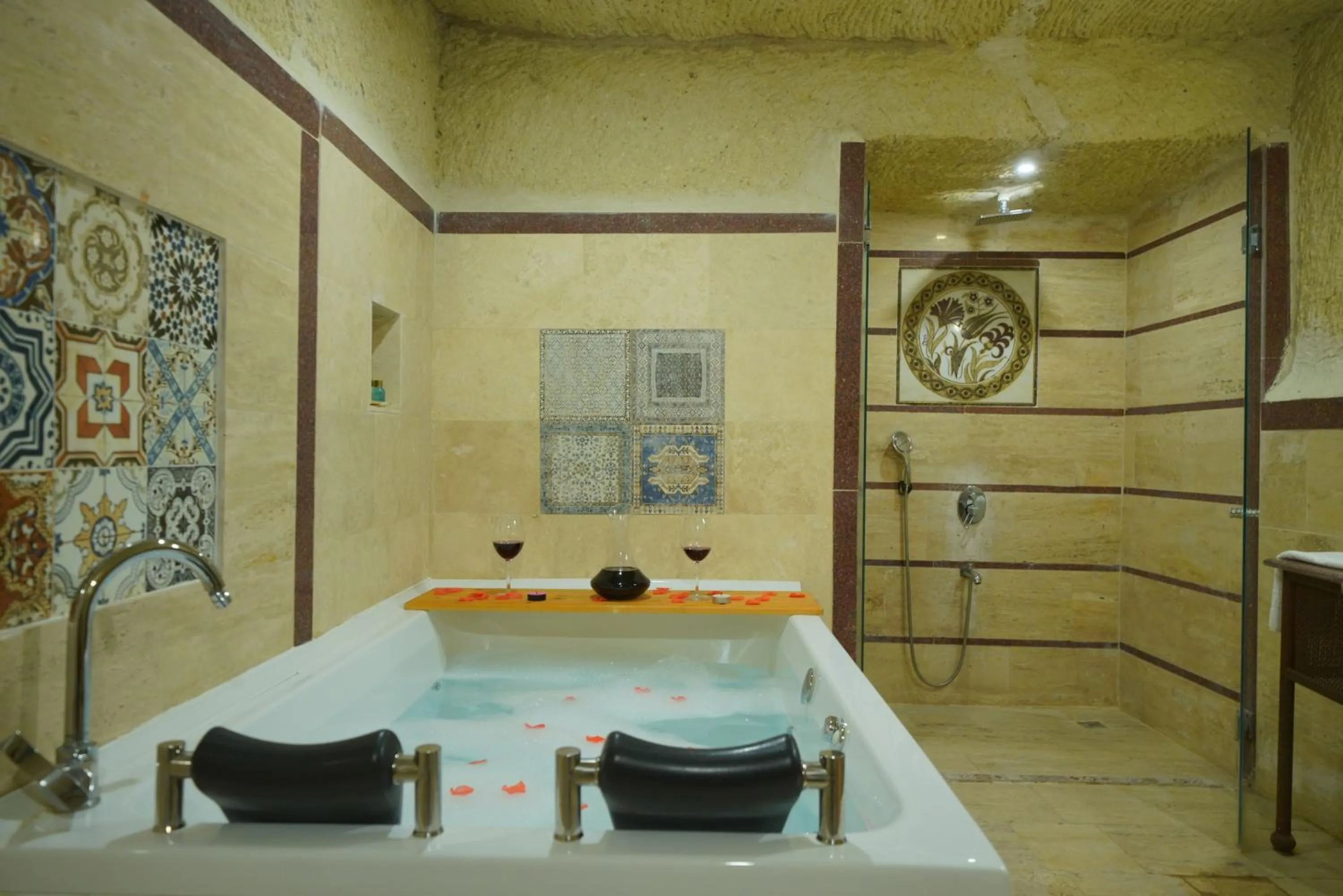 Hot Tub in Fosil Cave Hotel