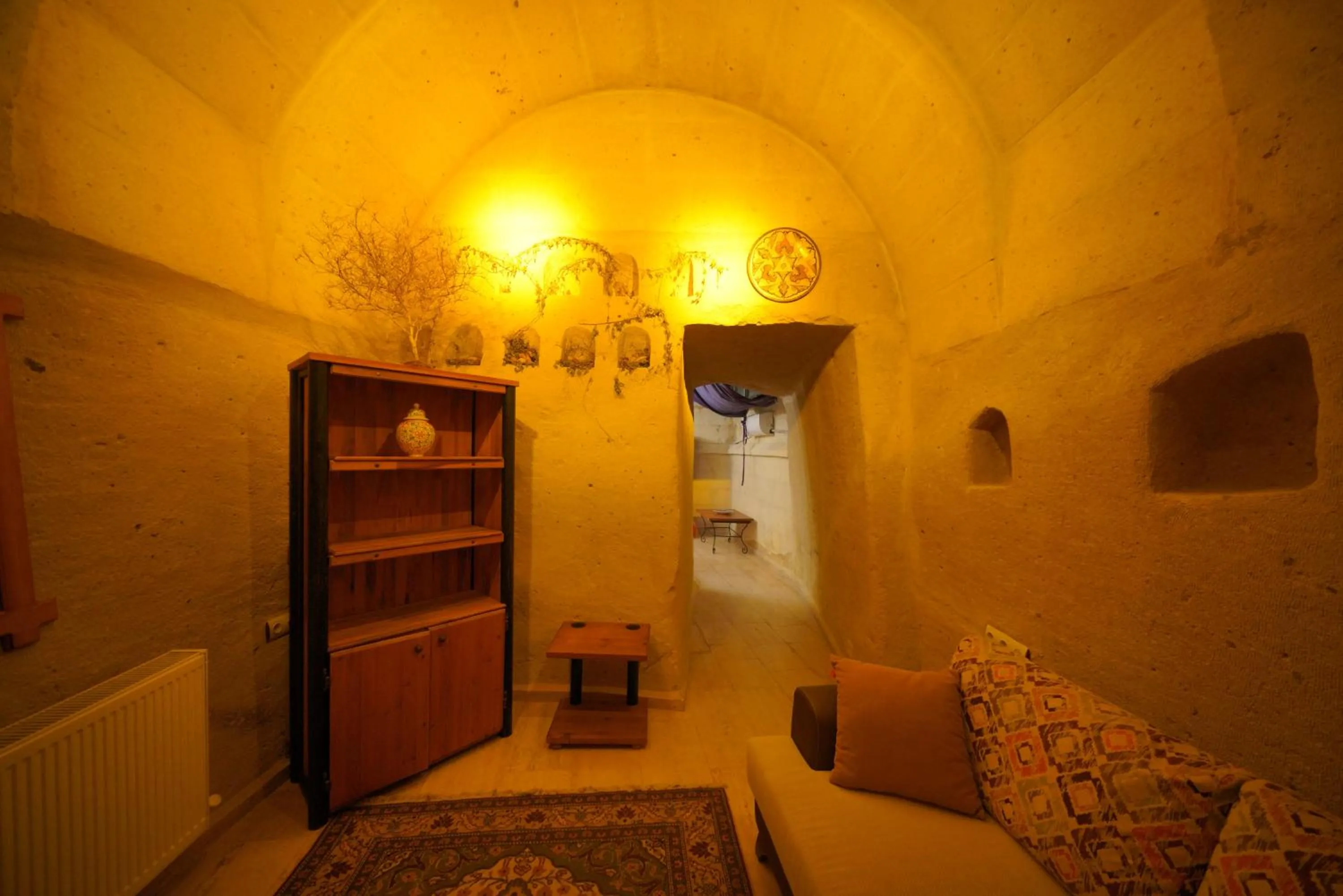 Living room, Bed in Fosil Cave Hotel