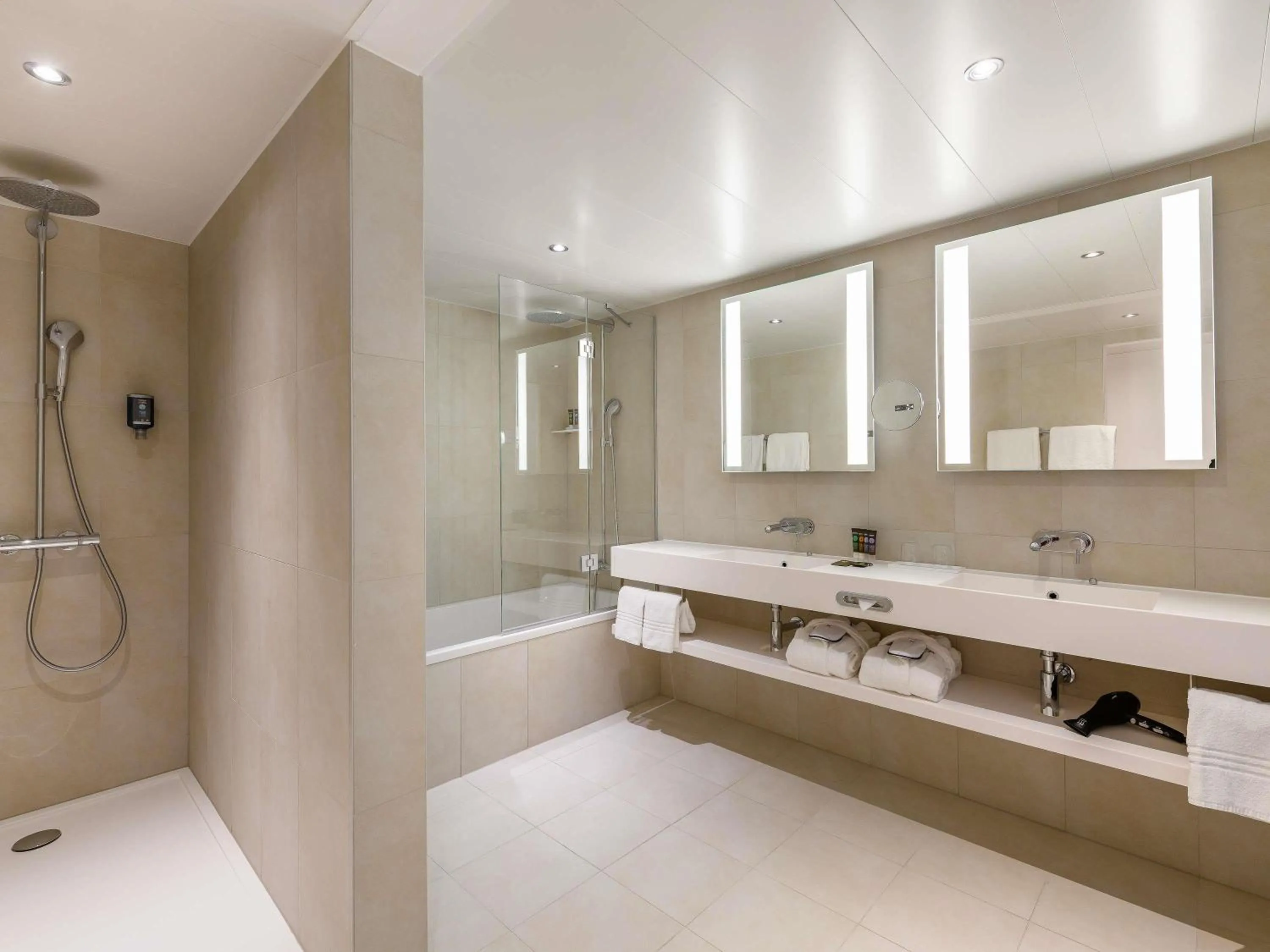 Bedroom in Novotel Wien Hauptbahnhof