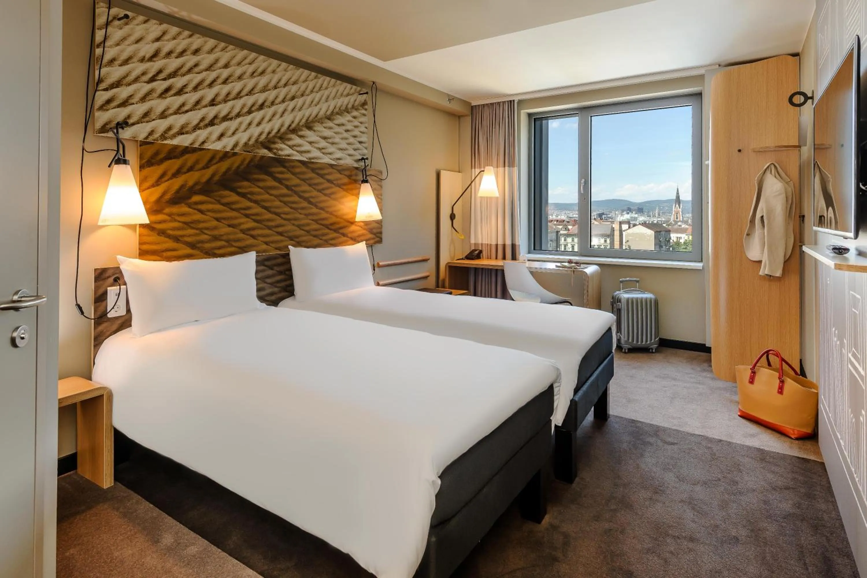 Photo of the whole room, Bed in ibis Wien Hauptbahnhof