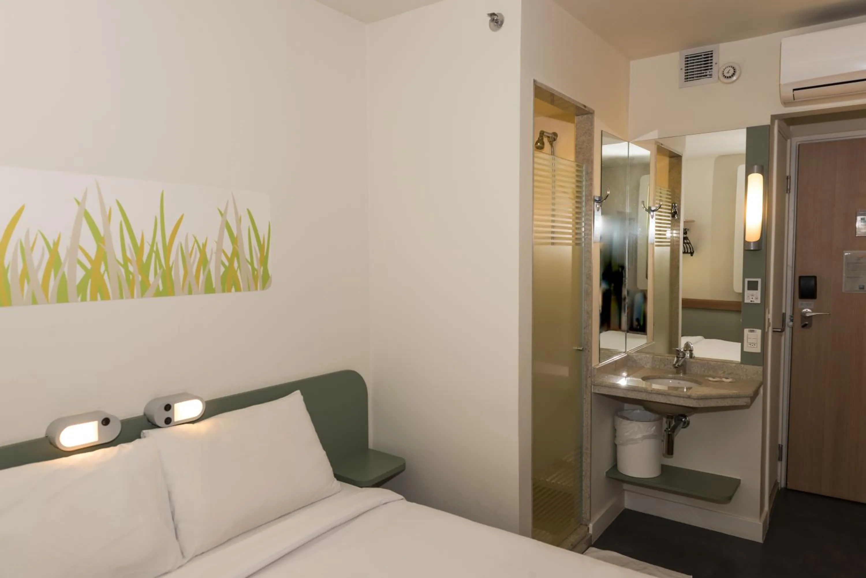 Bathroom, Bed in ibis budget RJ Praia de Botafogo