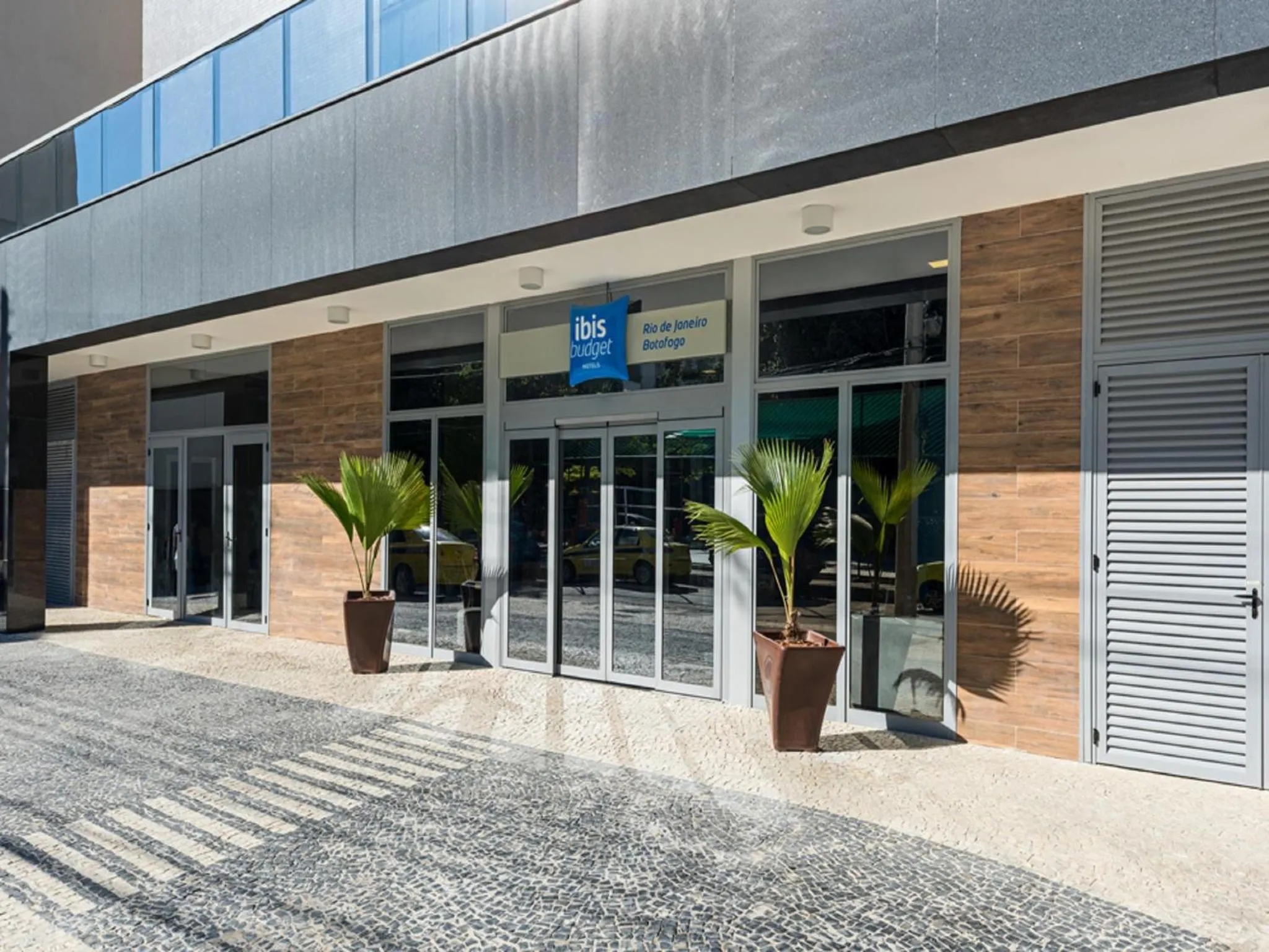 Facade/entrance in ibis budget RJ Praia de Botafogo