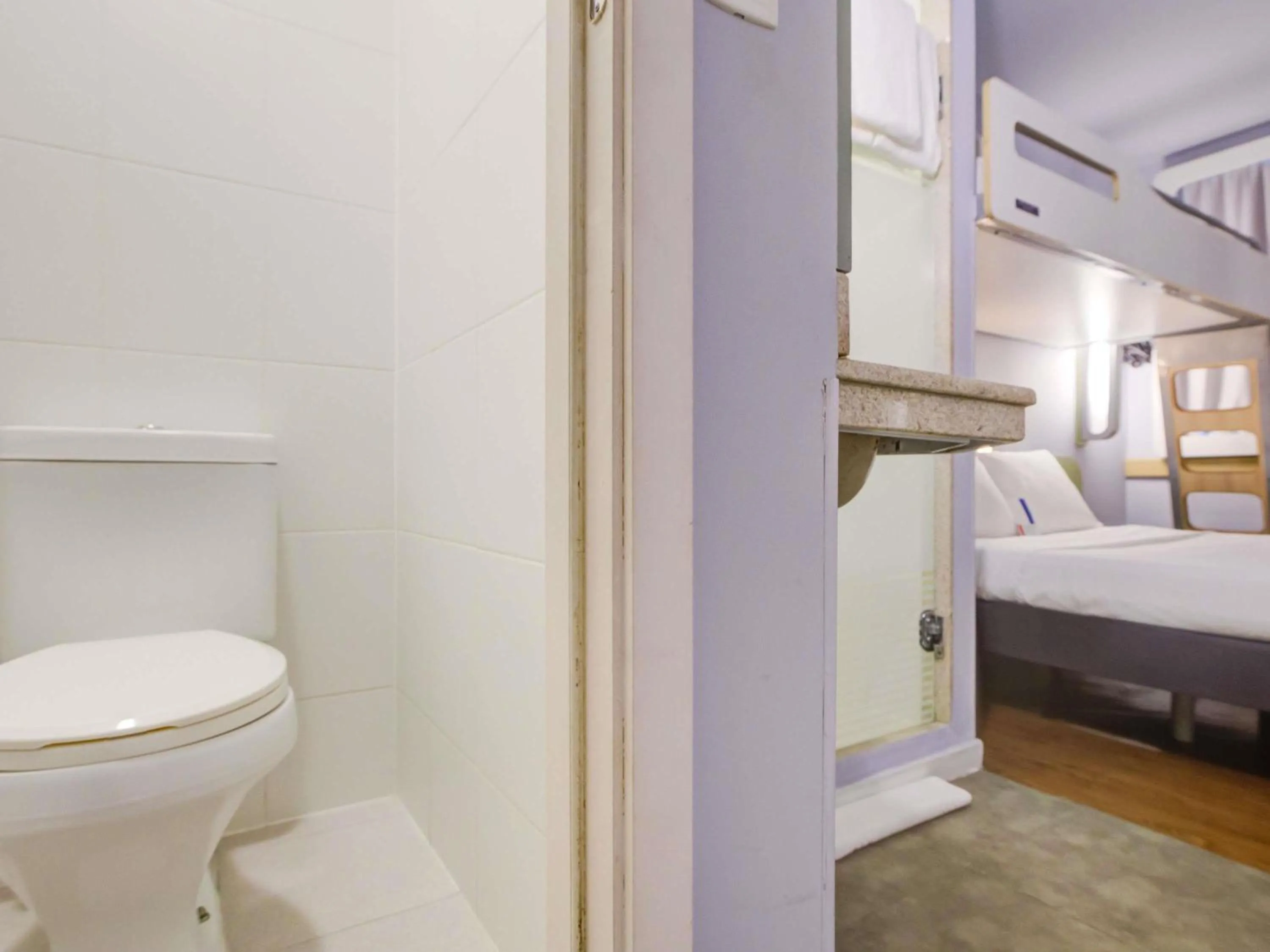 Bathroom, Bed in ibis budget RJ Copacabana