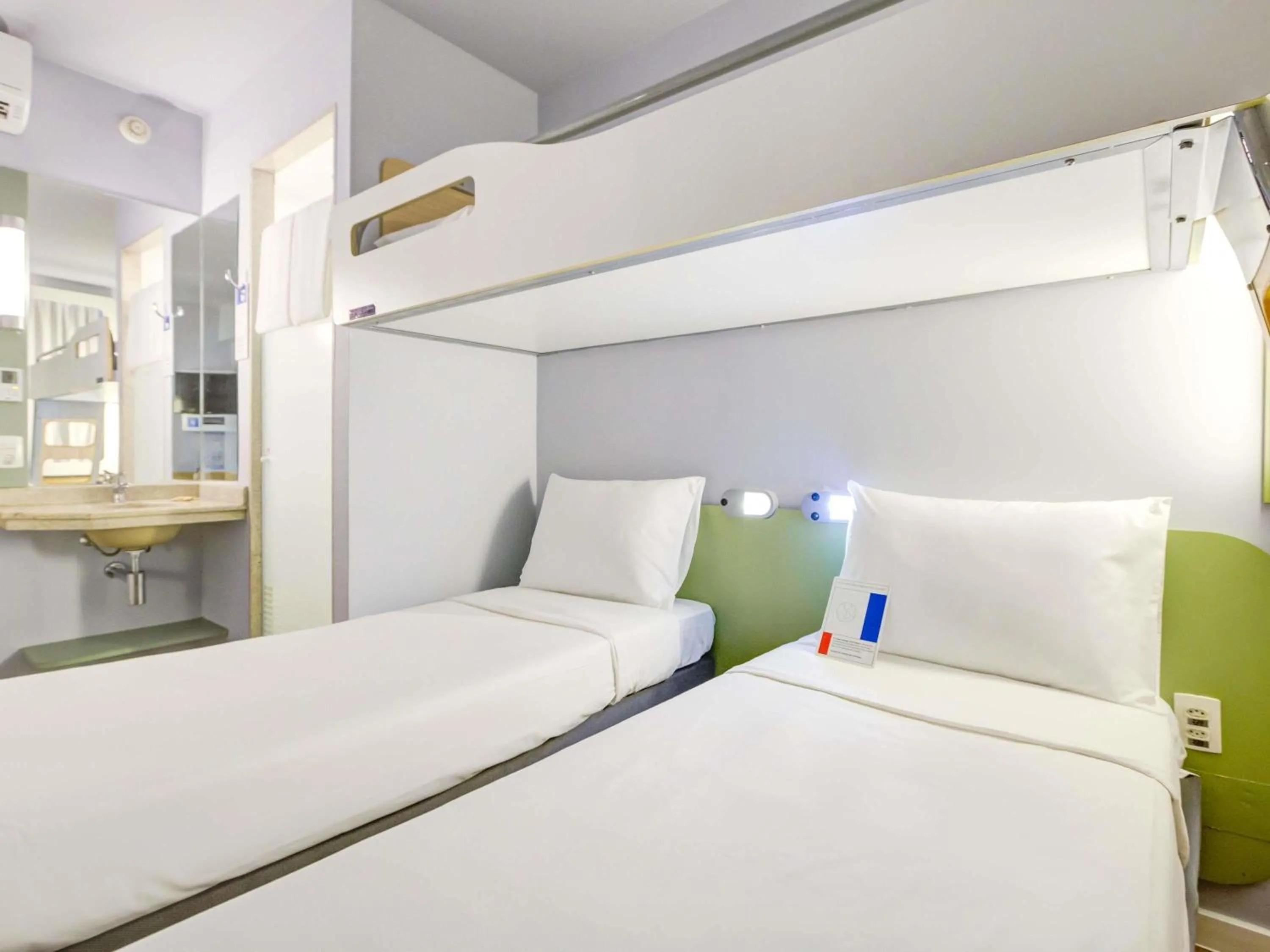 Bathroom, Bed in ibis budget RJ Copacabana