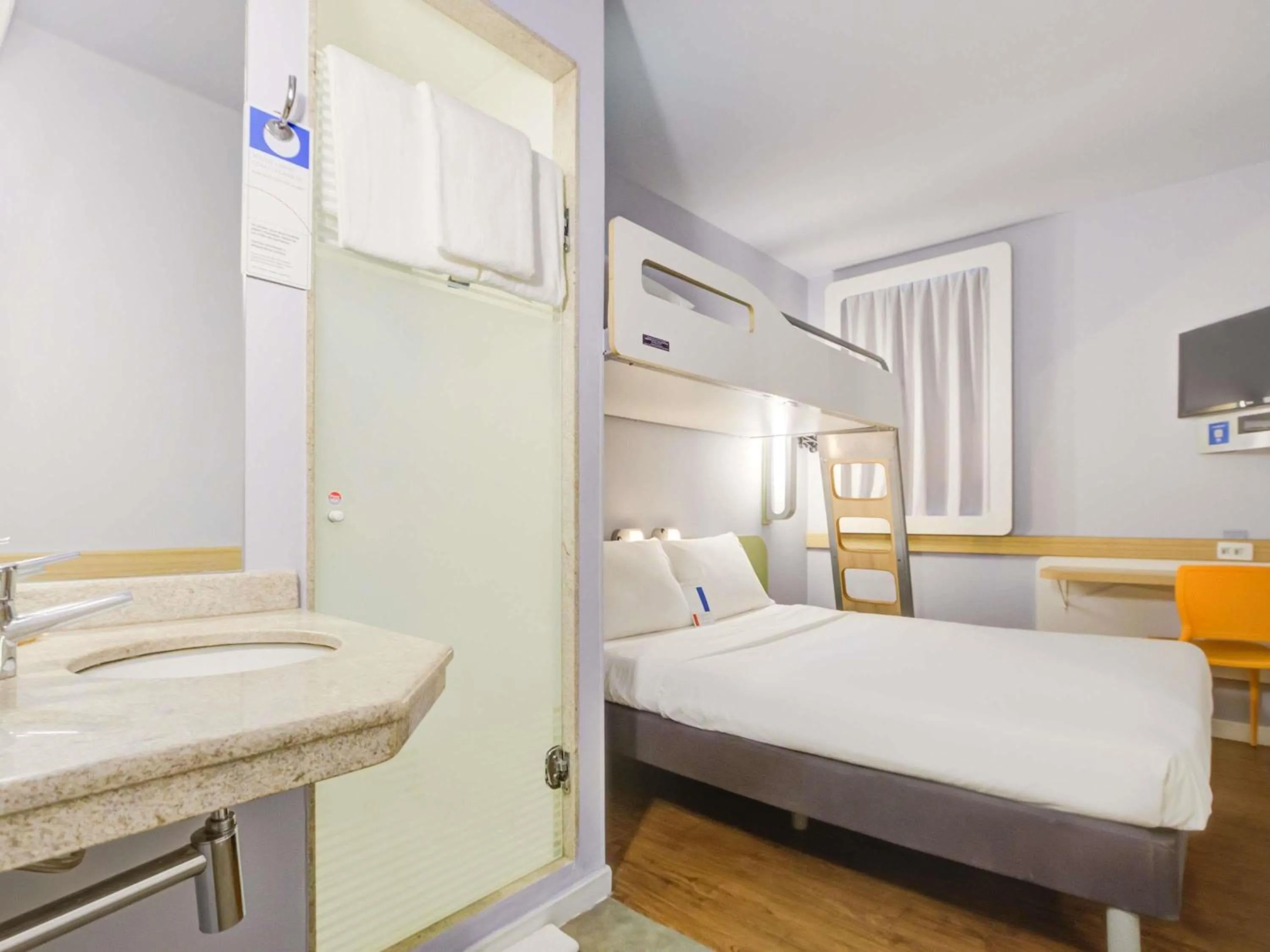 Bathroom, Bed in ibis budget RJ Copacabana