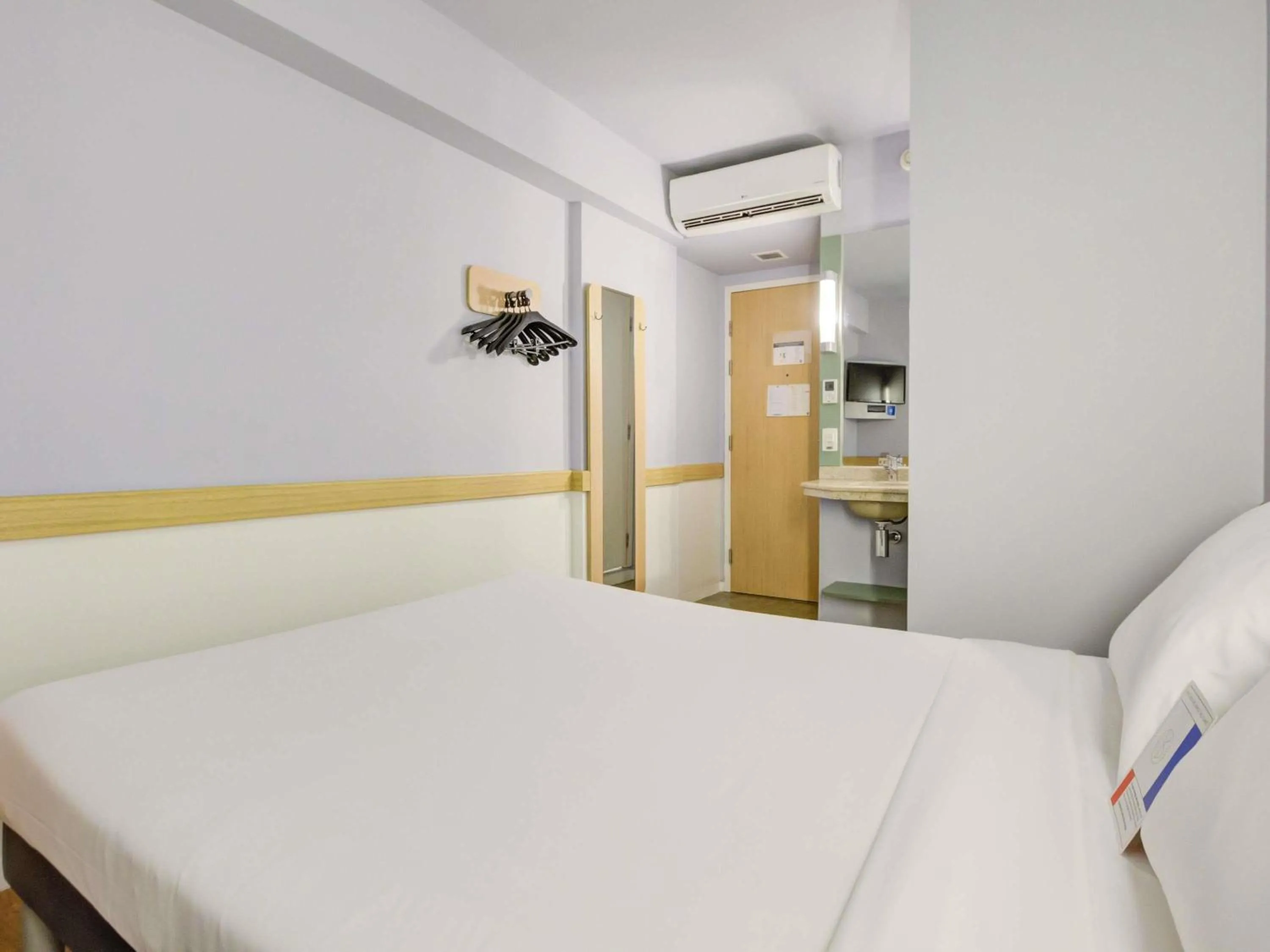 Bathroom, Bed in ibis budget RJ Copacabana